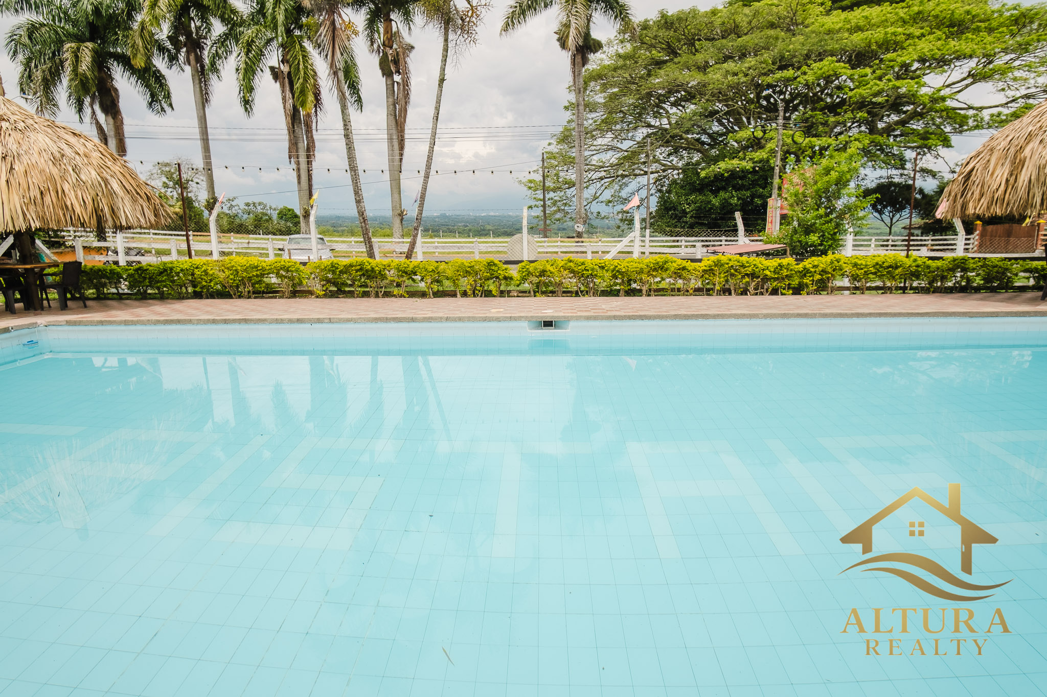 SE VENDE RESTAURANTE CON GRANJA TURISTICA CERCA AL PARQUE DEL CAFE