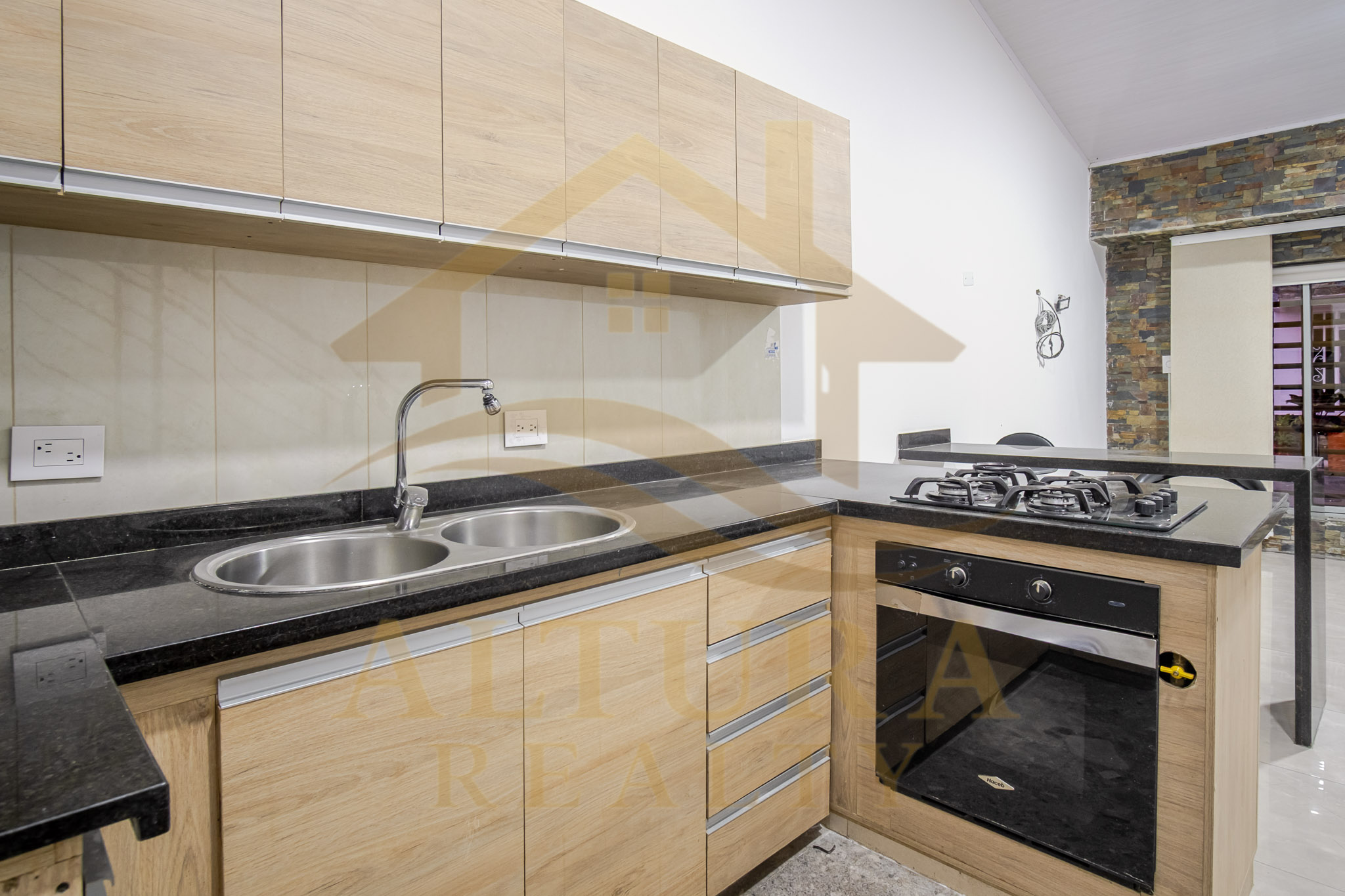 SE VENDE MODERNA CASA EN EL NORTE DE CIRCASIA