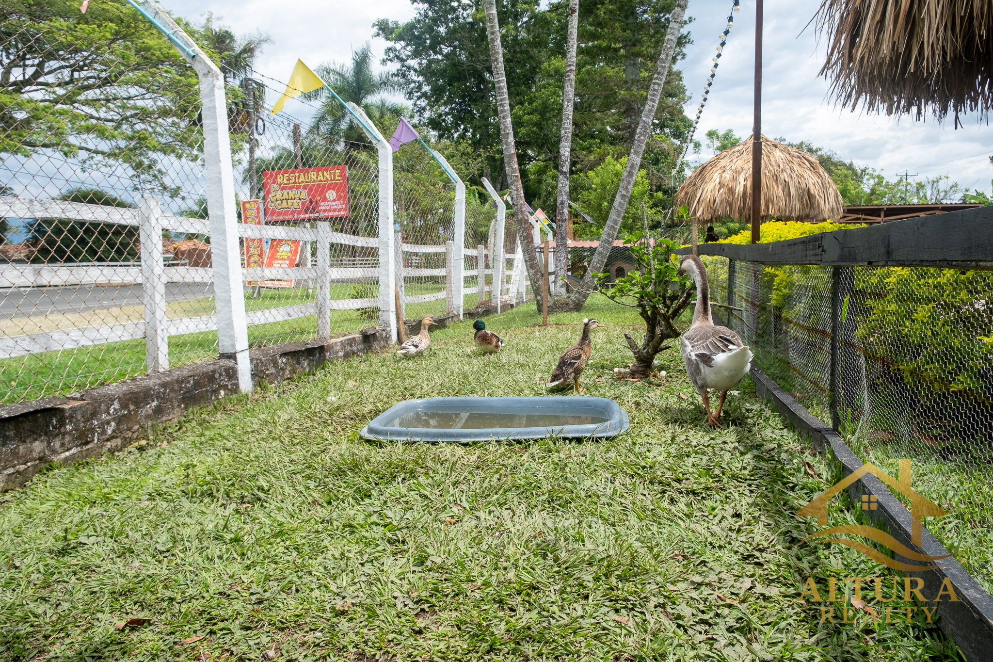 SE VENDE RESTAURANTE CON GRANJA TURISTICA CERCA AL PARQUE DEL CAFE