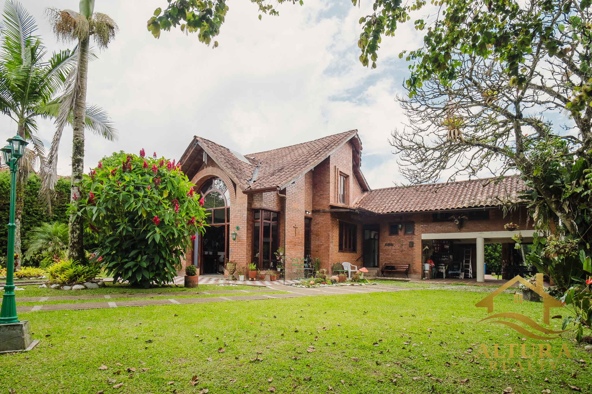Casa Campestre  En Venta En Circasia Com Amplios Jardines-PROP-001