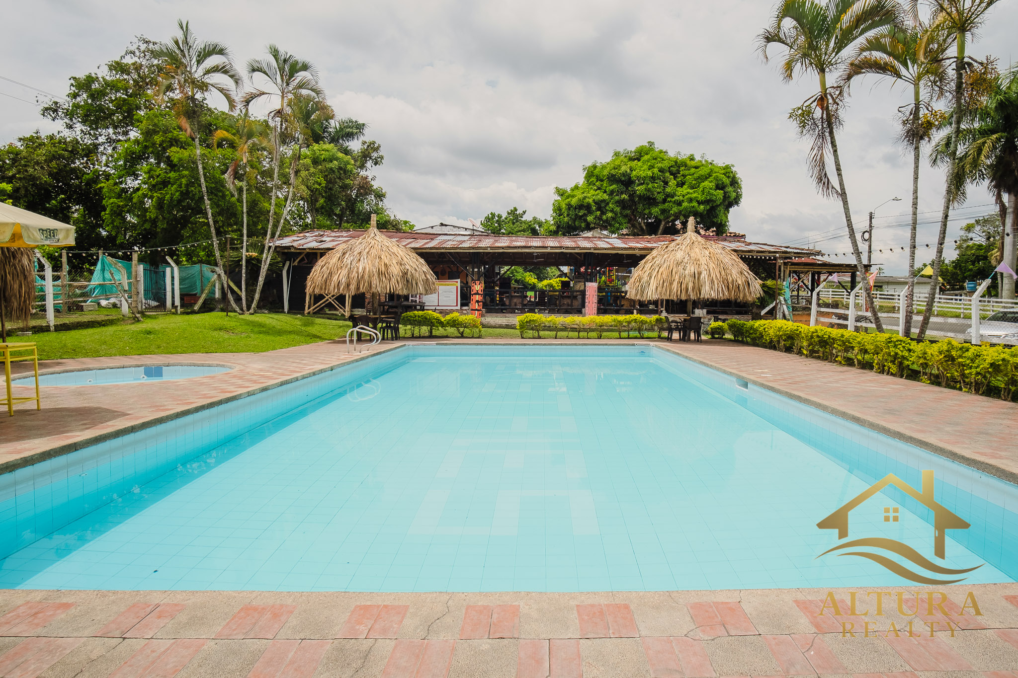 SE VENDE RESTAURANTE CON GRANJA TURISTICA CERCA AL PARQUE DEL CAFE
