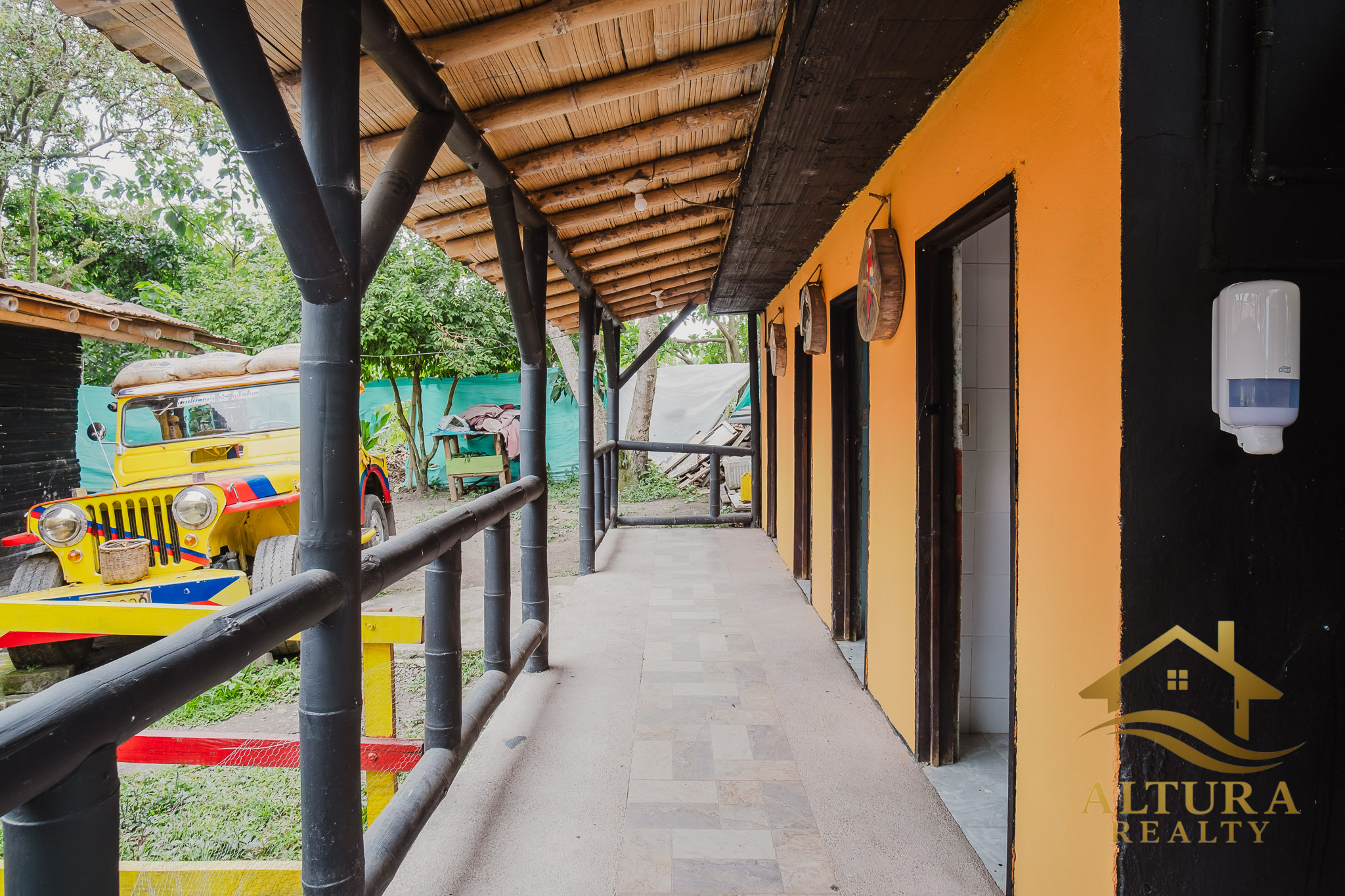 SE VENDE RESTAURANTE CON GRANJA TURISTICA CERCA AL PARQUE DEL CAFE