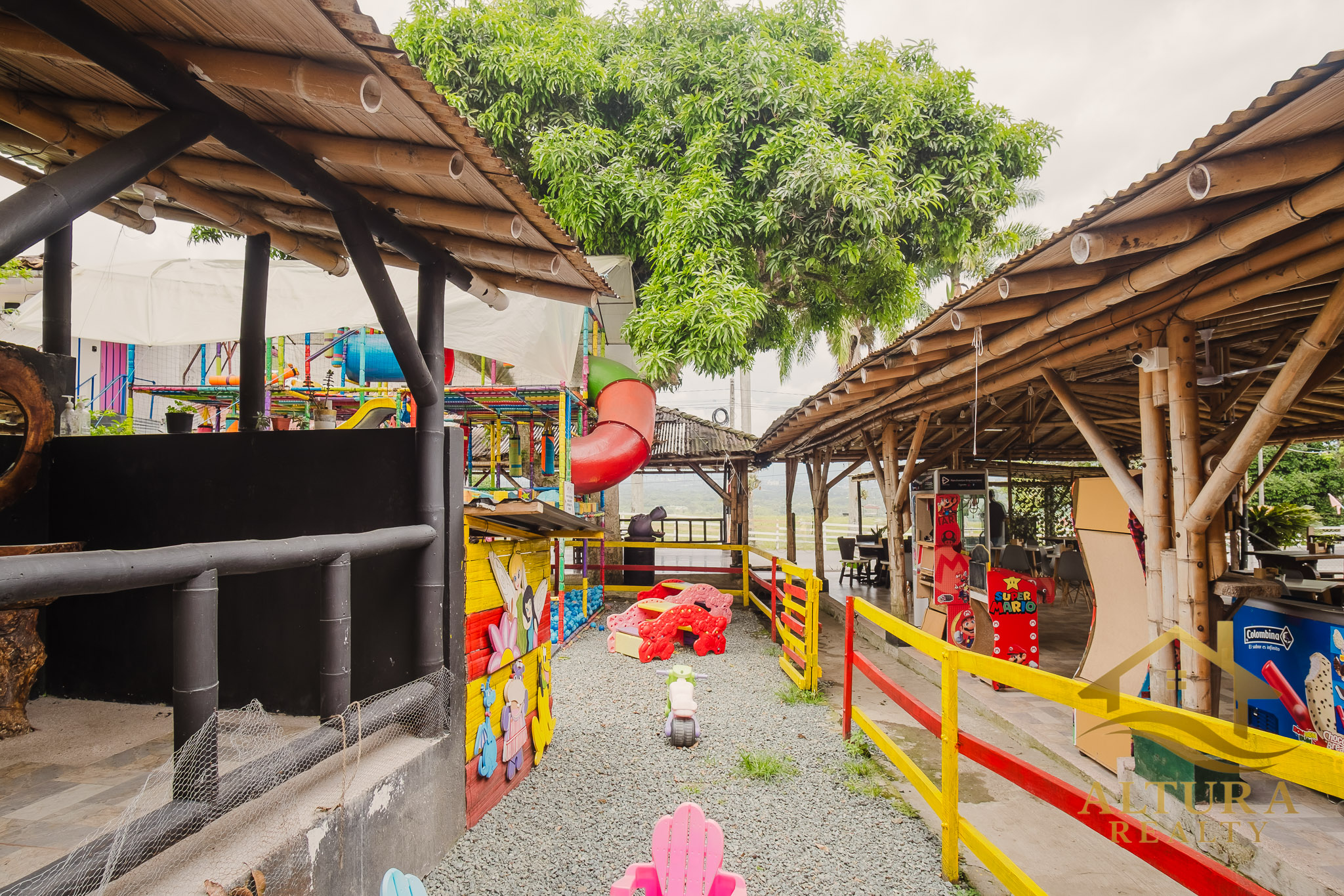 SE VENDE RESTAURANTE CON GRANJA TURISTICA CERCA AL PARQUE DEL CAFE