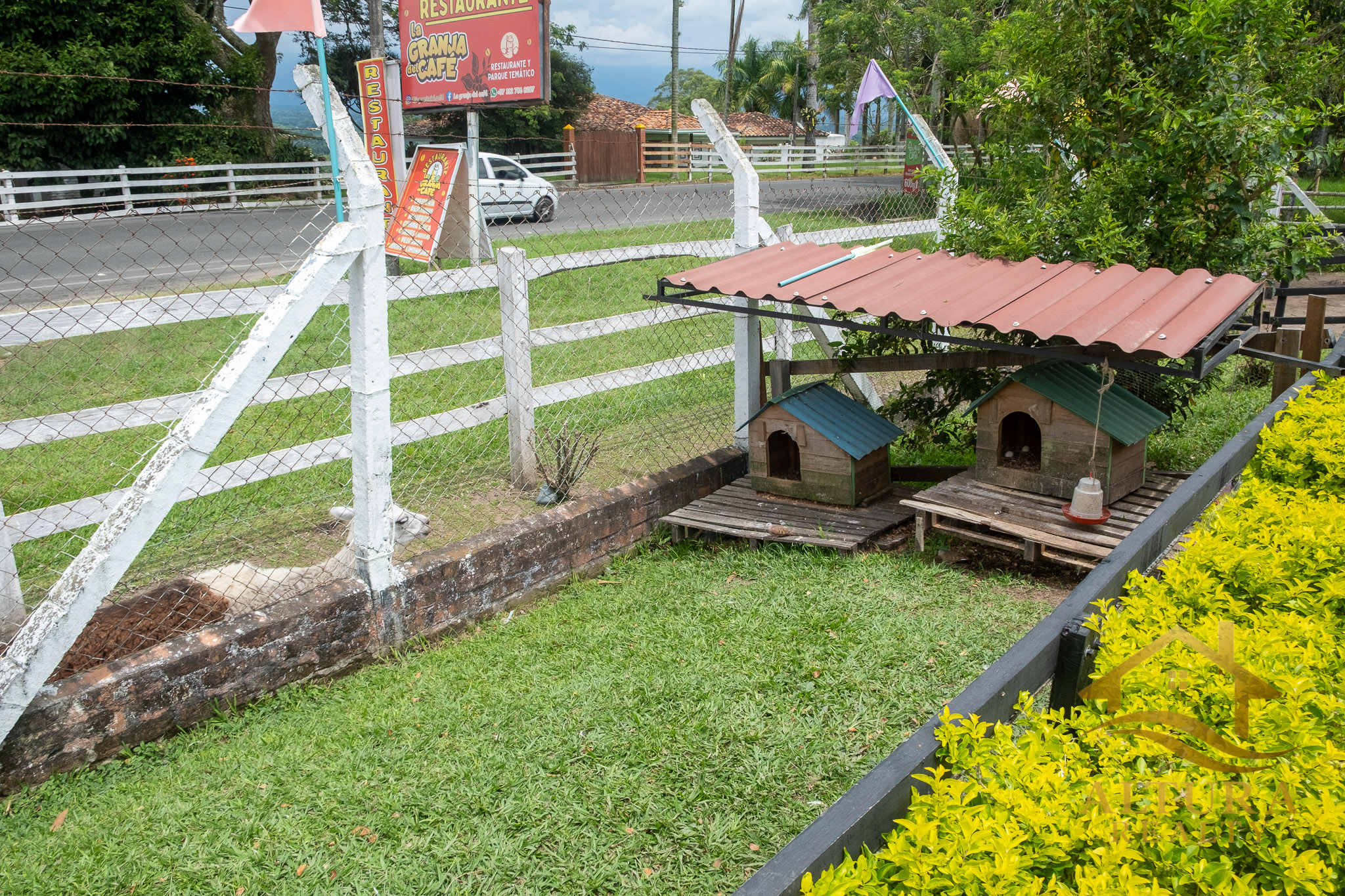 SE VENDE RESTAURANTE CON GRANJA TURISTICA CERCA AL PARQUE DEL CAFE