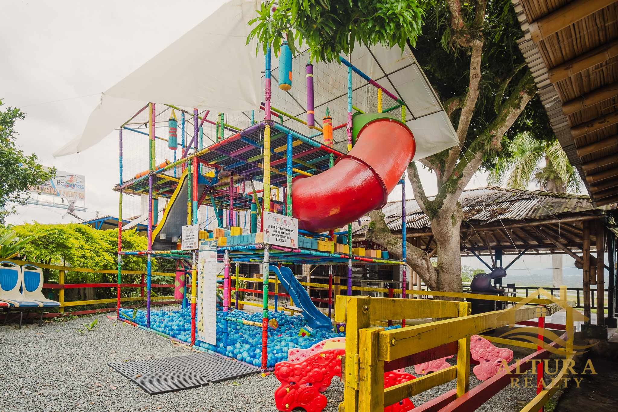 SE VENDE RESTAURANTE CON GRANJA TURISTICA CERCA AL PARQUE DEL CAFE