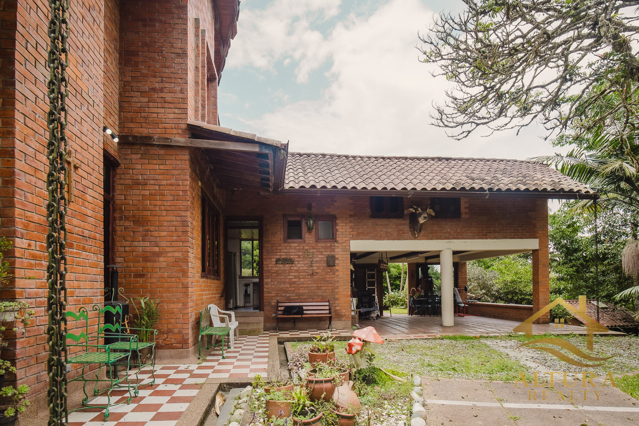 Casa Campestre  En Venta En Circasia Com Amplios Jardines-PROP-001