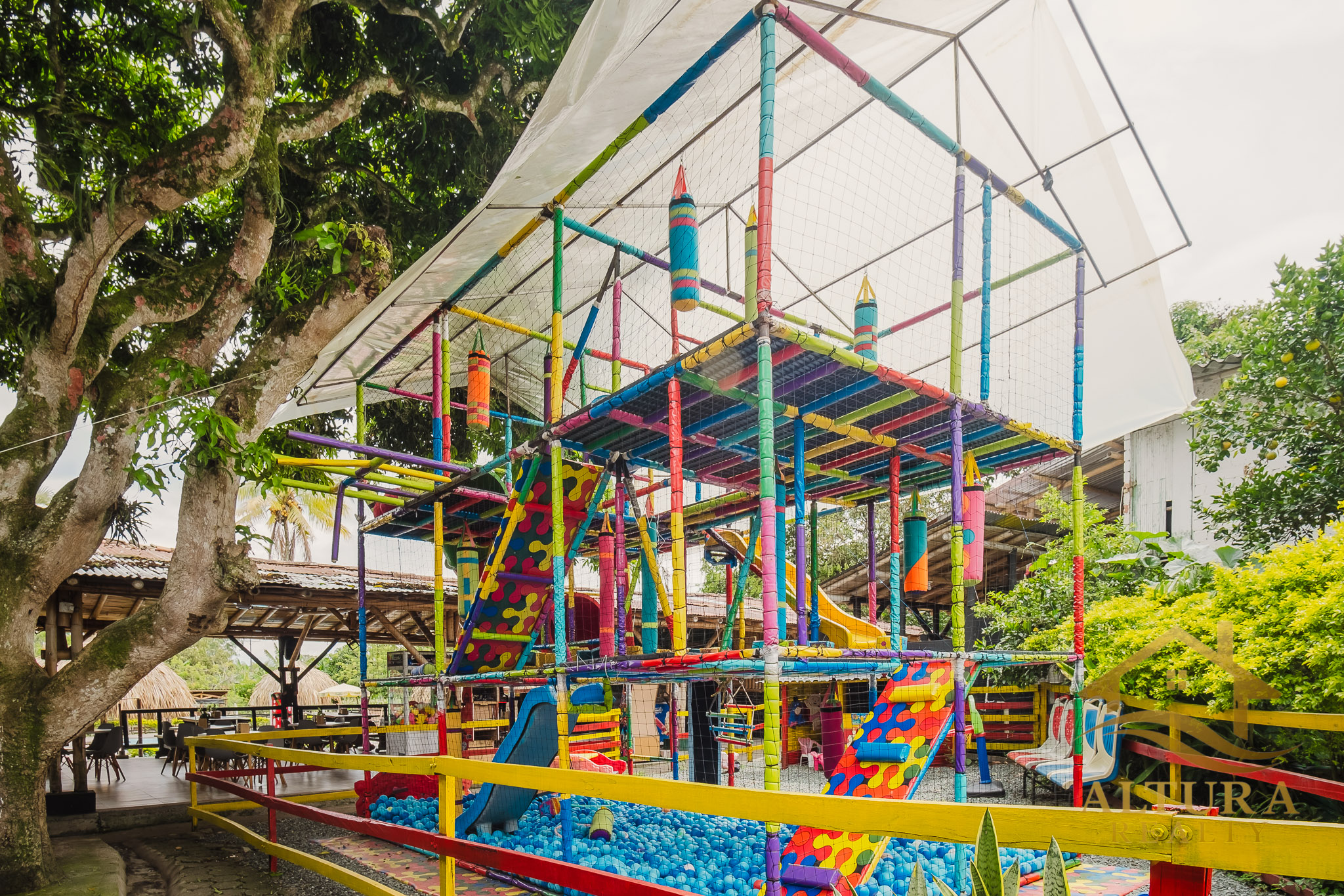 SE VENDE RESTAURANTE CON GRANJA TURISTICA CERCA AL PARQUE DEL CAFE