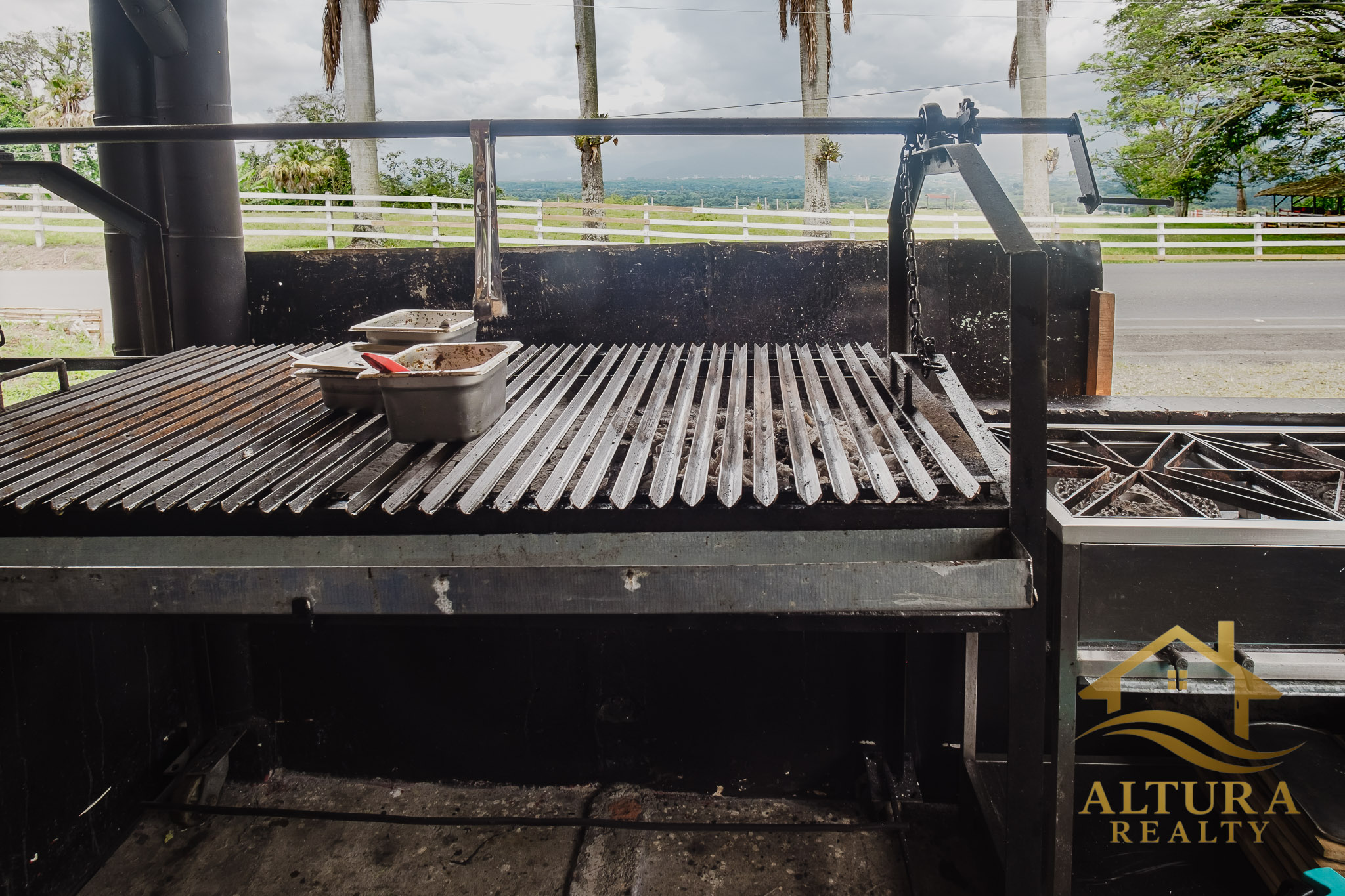SE VENDE RESTAURANTE CON GRANJA TURISTICA CERCA AL PARQUE DEL CAFE