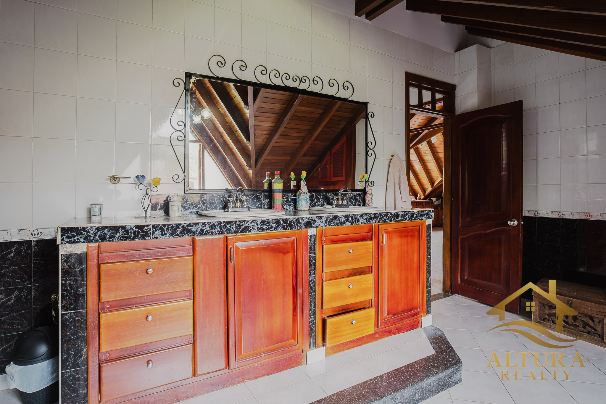 Casa Campestre  En Venta En Circasia Com Amplios Jardines-PROP-001