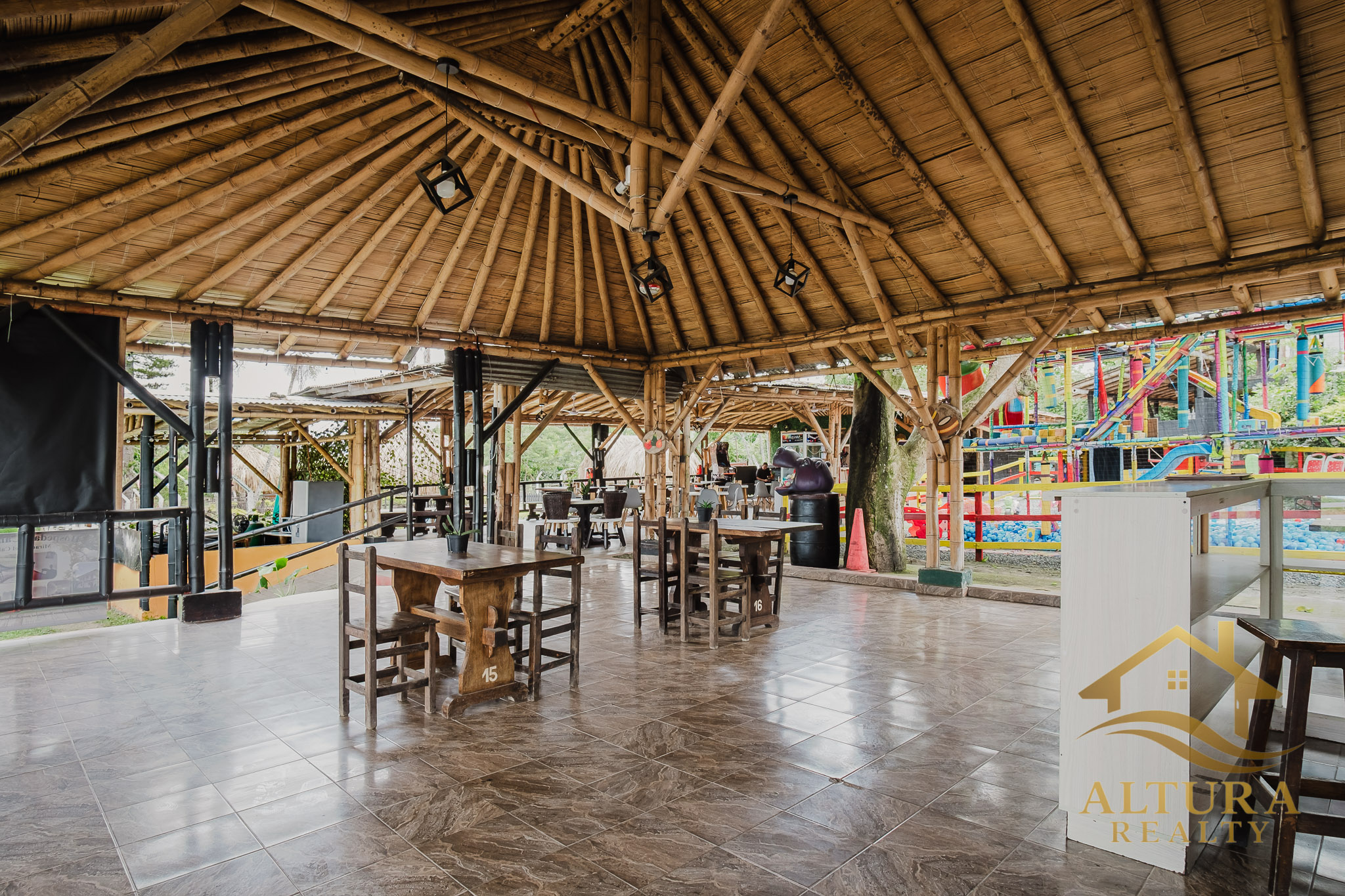 SE VENDE RESTAURANTE CON GRANJA TURISTICA CERCA AL PARQUE DEL CAFE