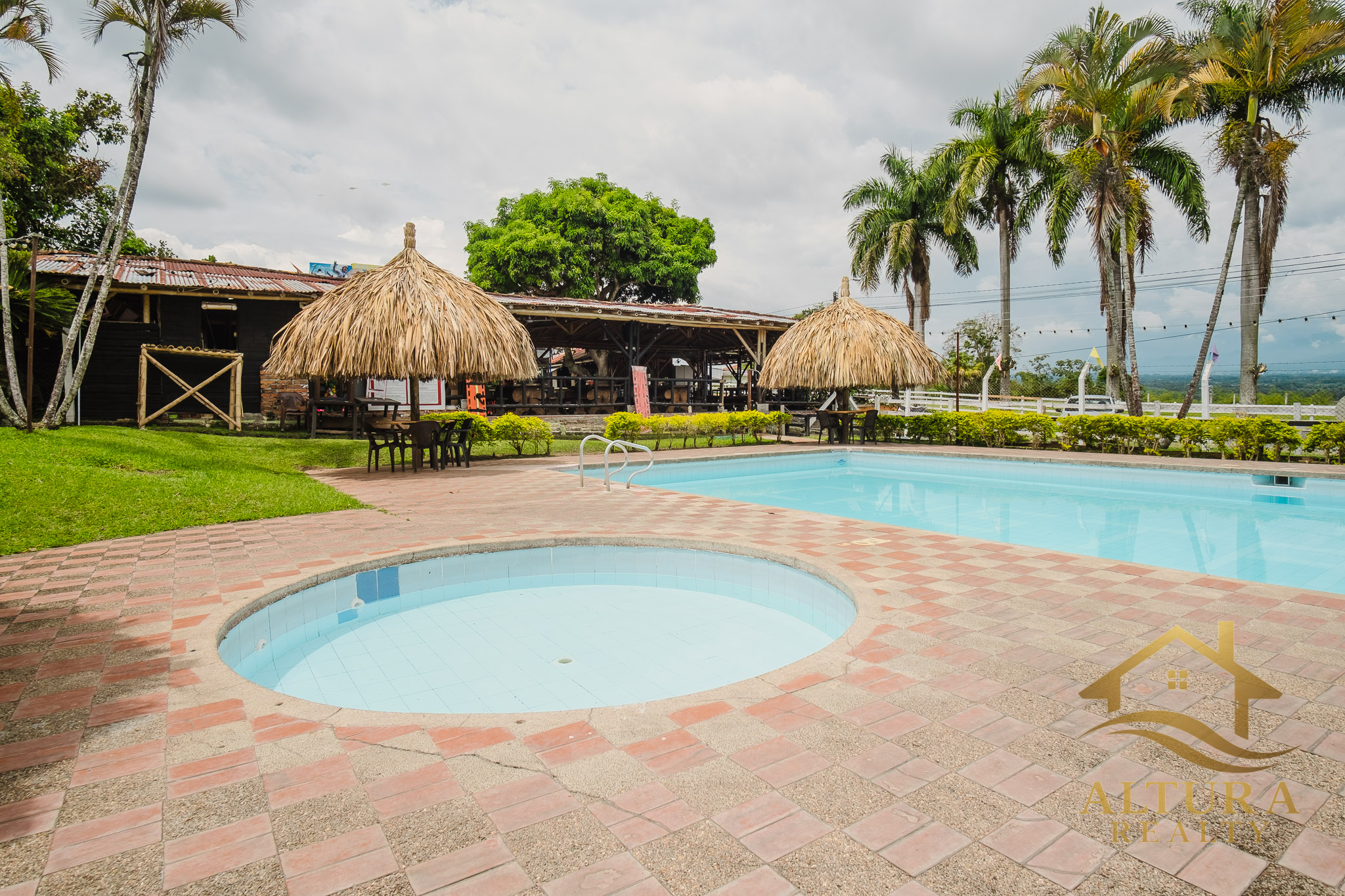 SE VENDE RESTAURANTE CON GRANJA TURISTICA CERCA AL PARQUE DEL CAFE