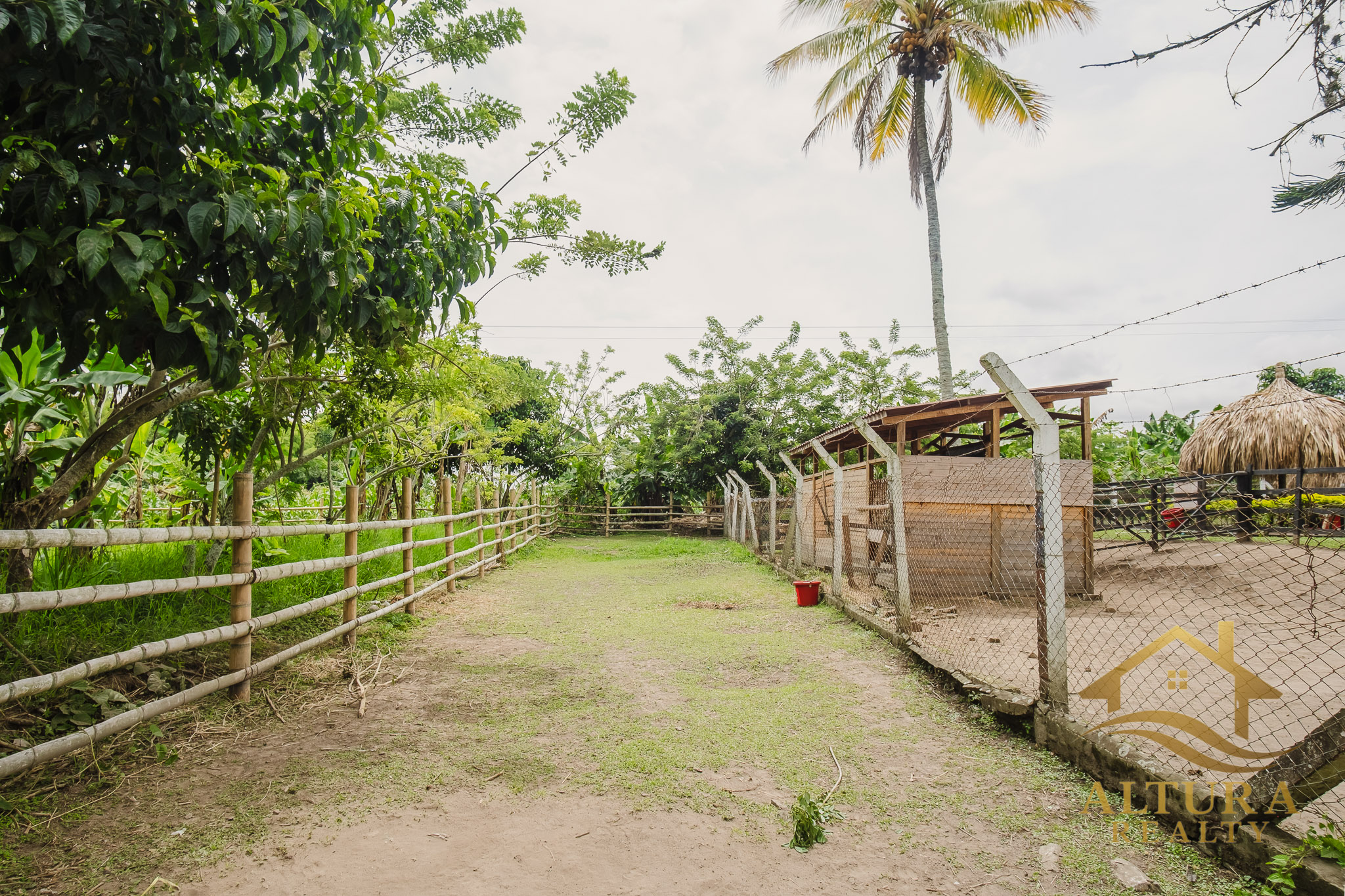 SE VENDE RESTAURANTE CON GRANJA TURISTICA CERCA AL PARQUE DEL CAFE