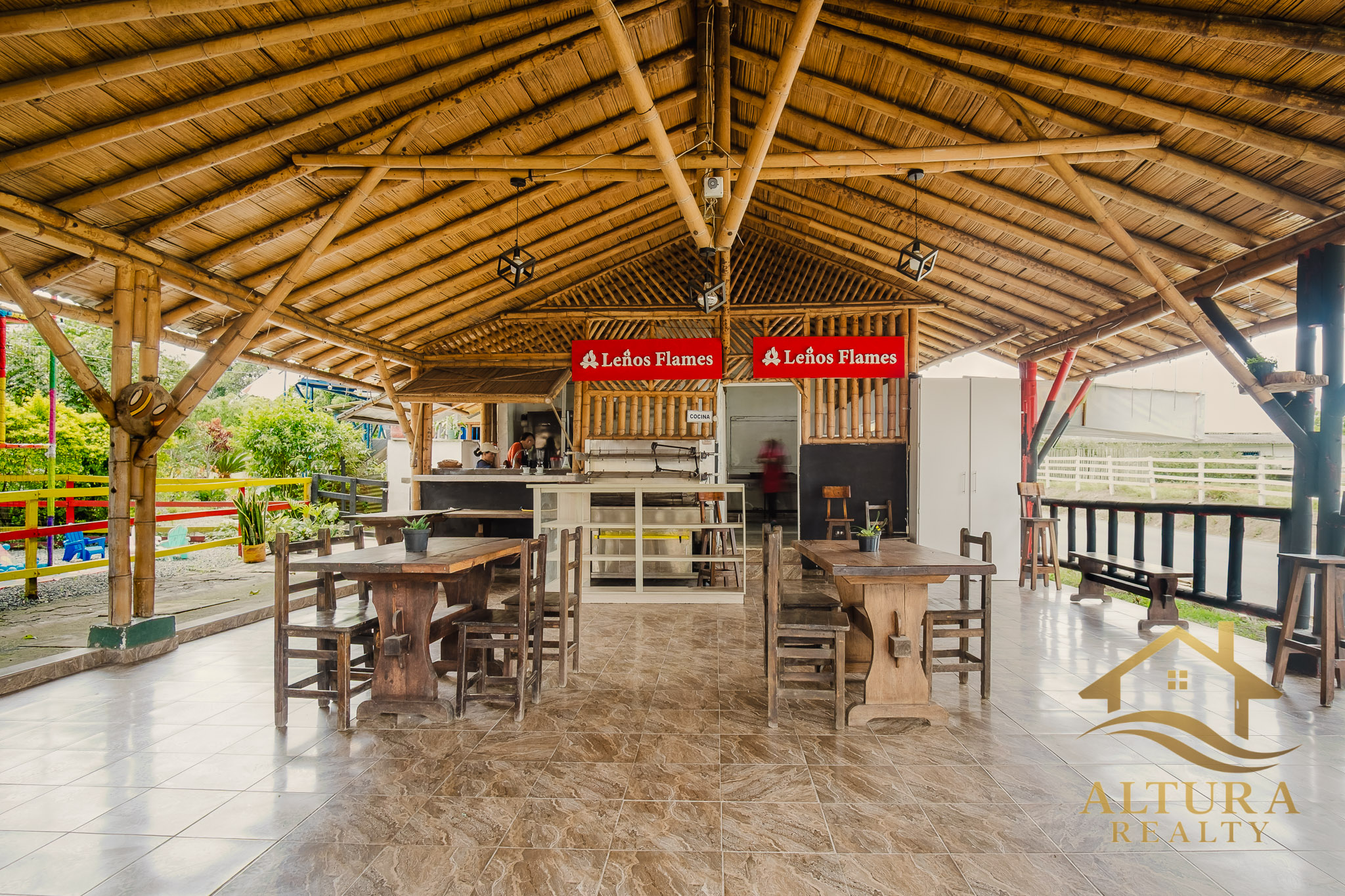 SE VENDE RESTAURANTE CON GRANJA TURISTICA CERCA AL PARQUE DEL CAFE