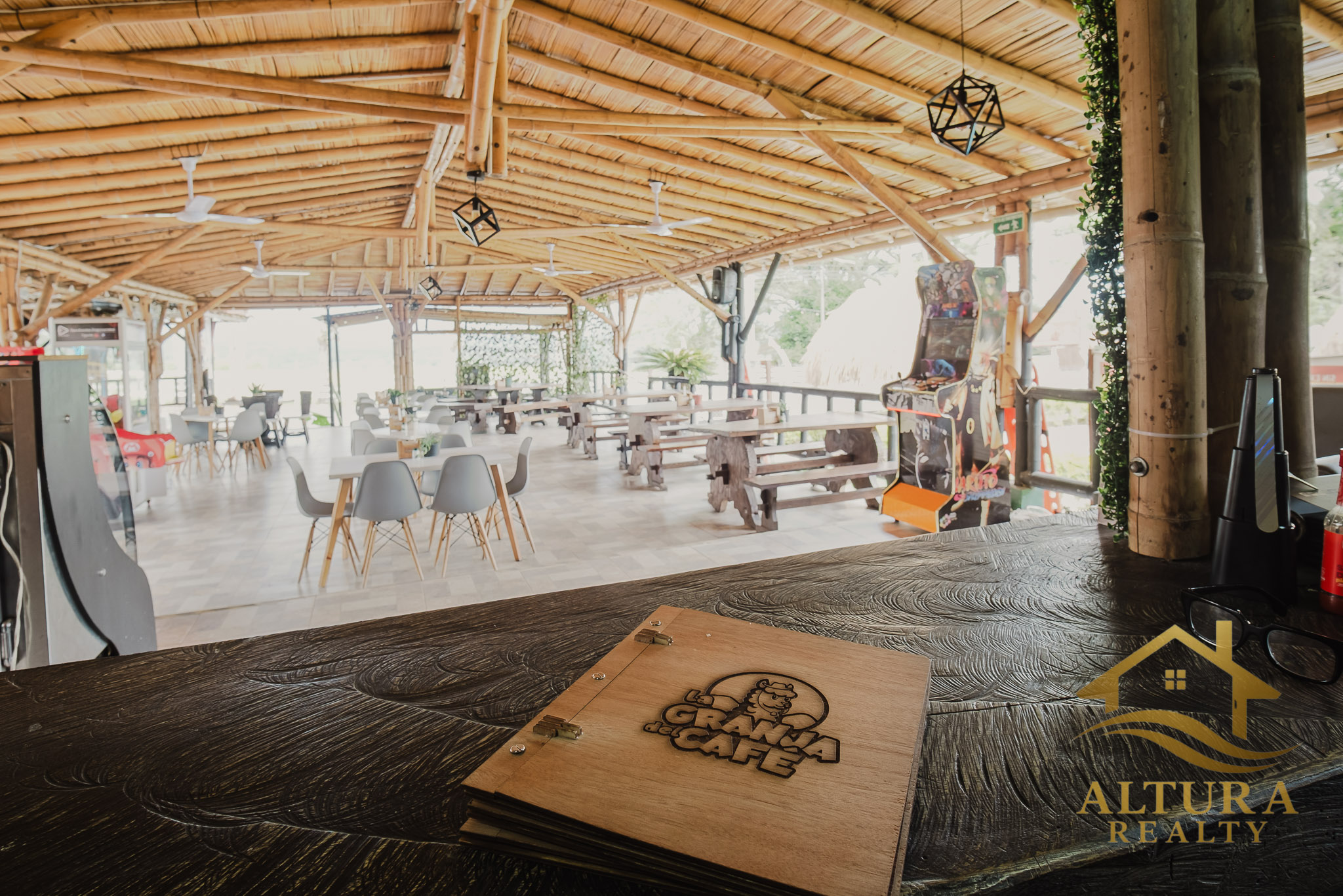 SE VENDE RESTAURANTE CON GRANJA TURISTICA CERCA AL PARQUE DEL CAFE