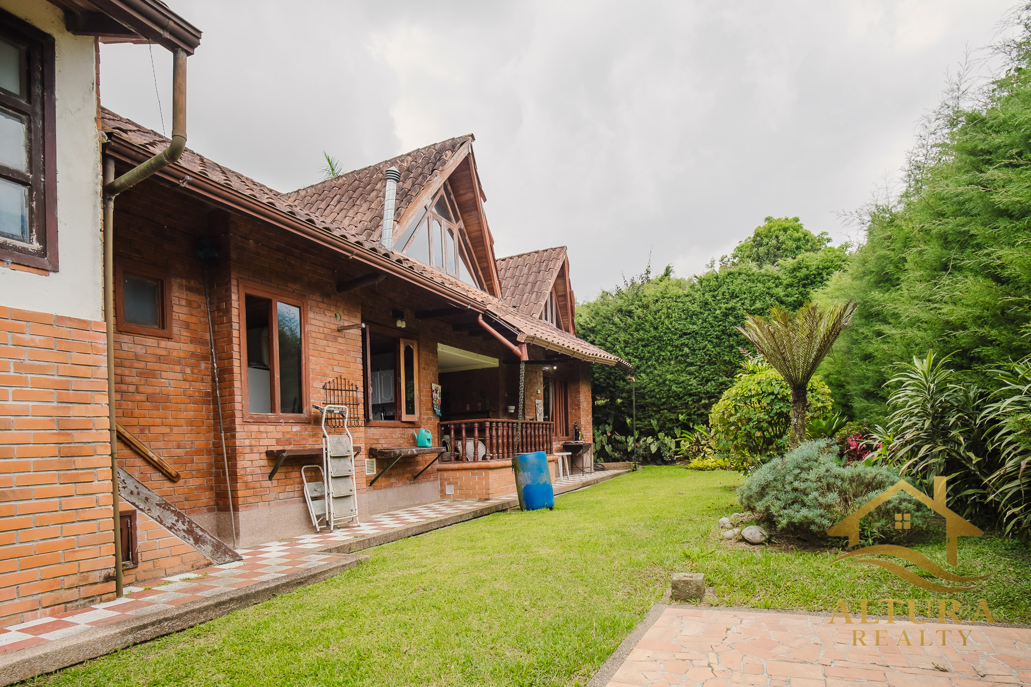 Casa Campestre  En Venta En Circasia Com Amplios Jardines-PROP-001