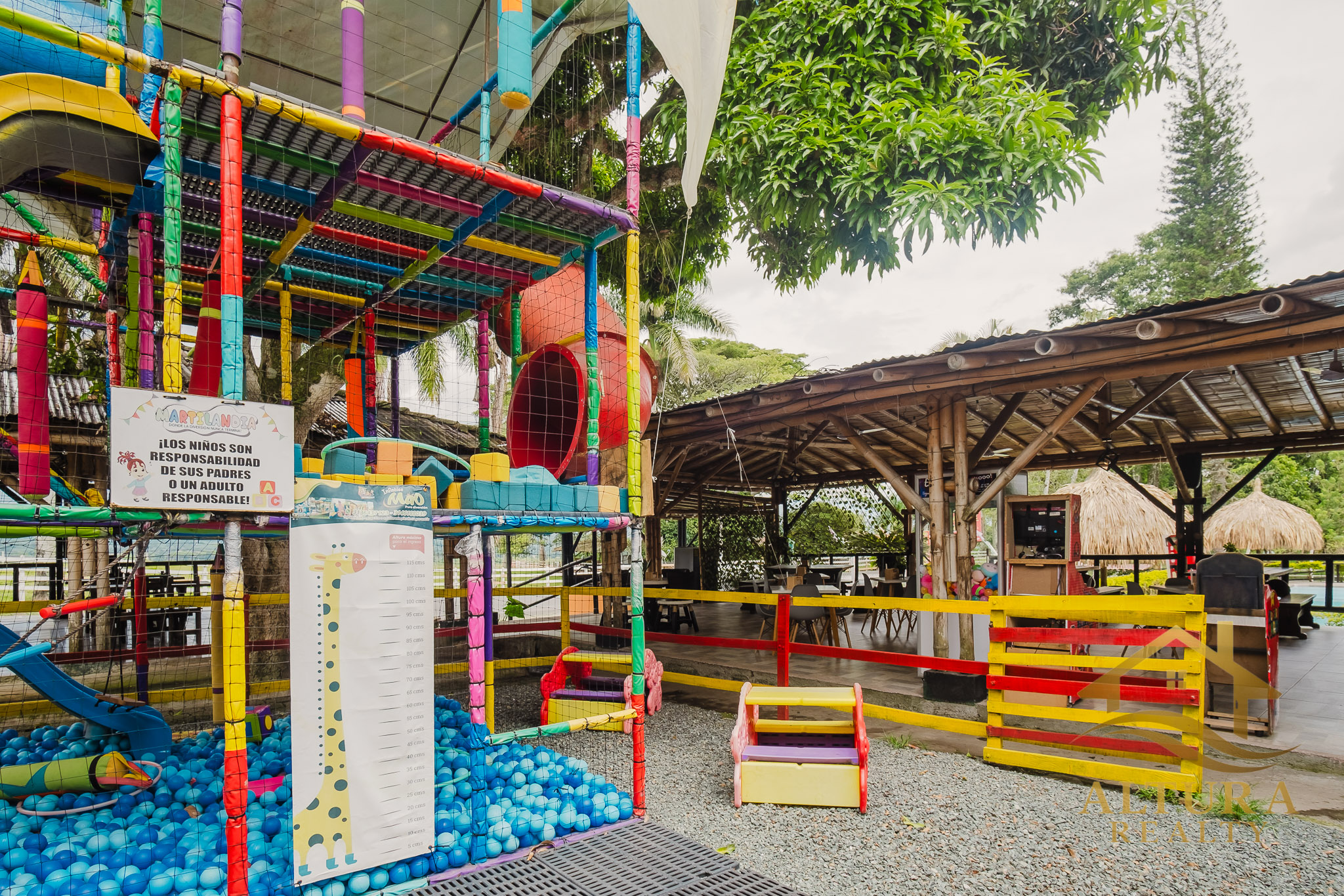 SE VENDE RESTAURANTE CON GRANJA TURISTICA CERCA AL PARQUE DEL CAFE