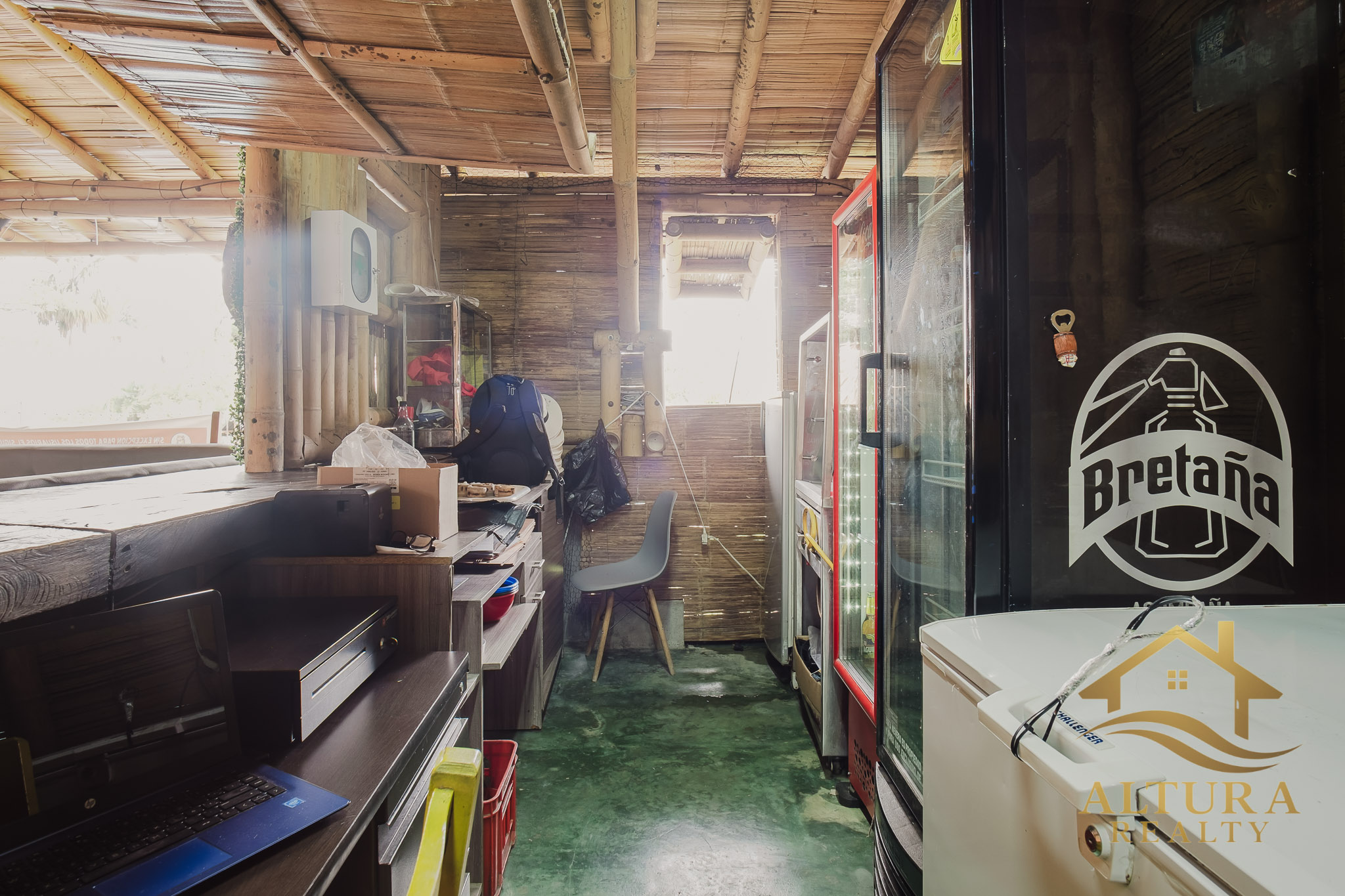 SE VENDE RESTAURANTE CON GRANJA TURISTICA CERCA AL PARQUE DEL CAFE