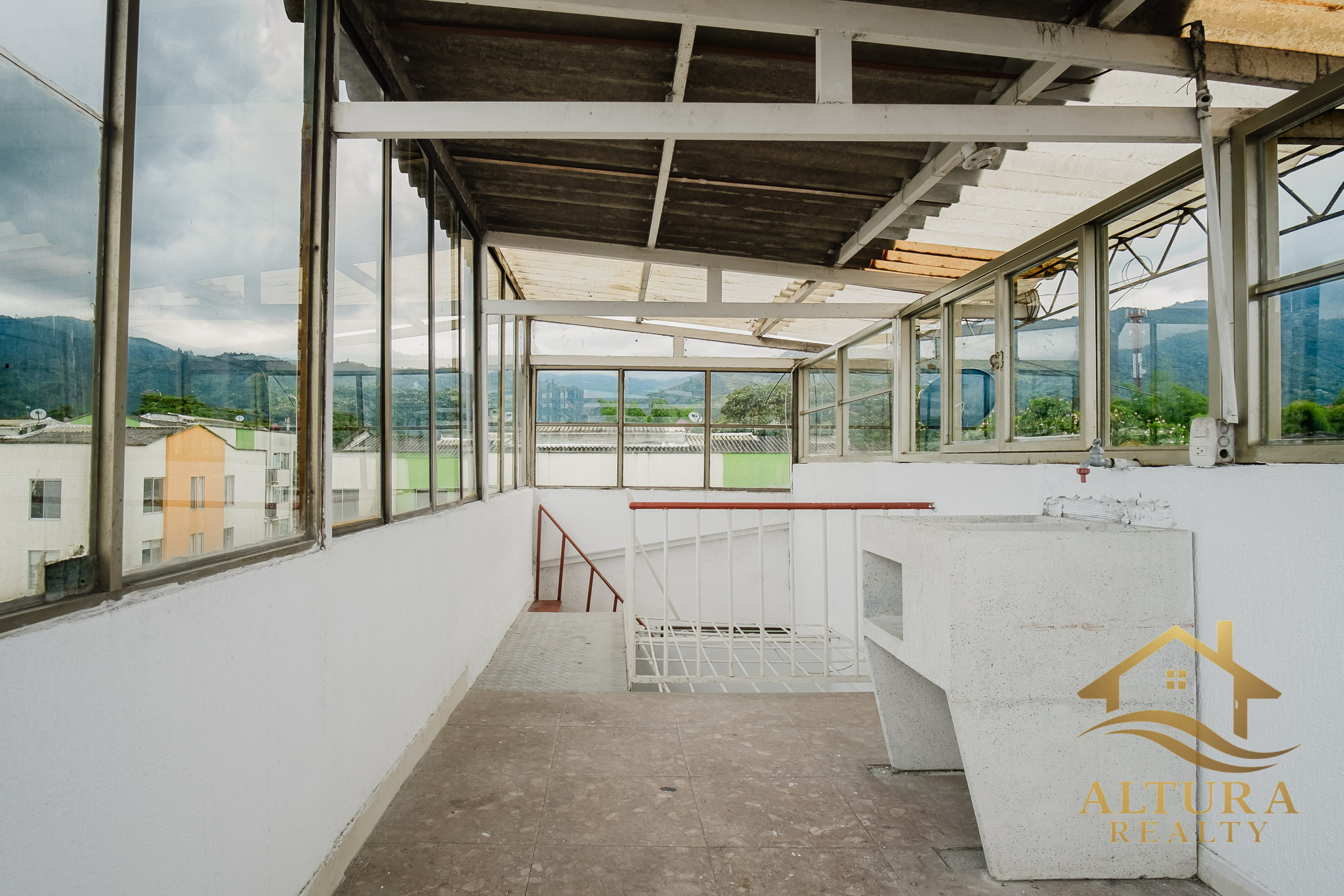 SE VENDE EDIFICIO 3 APTOS INDEPENDIENTES EN CALARCA