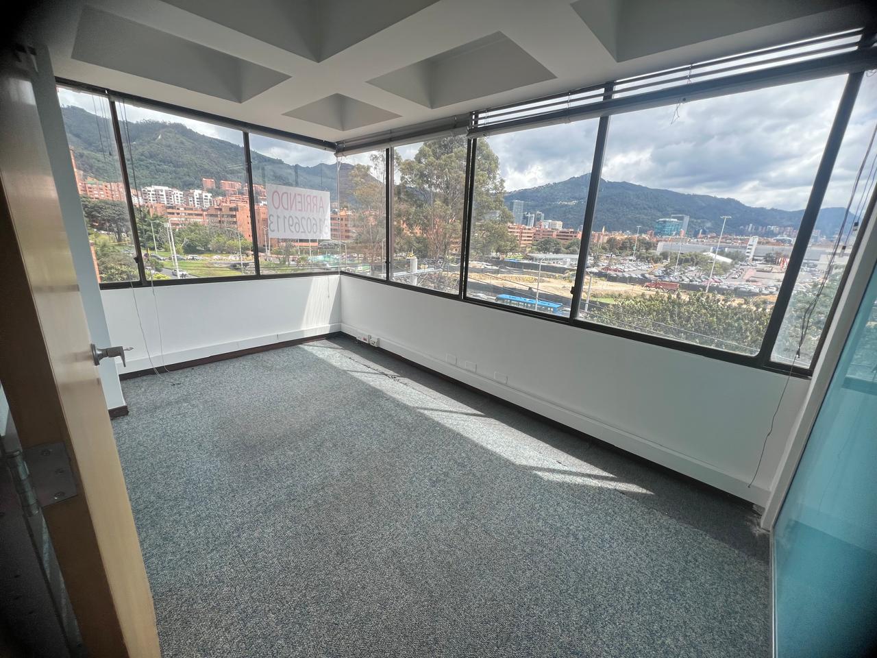 Arriendo Oficina en La Carolina al frente de Unicentro