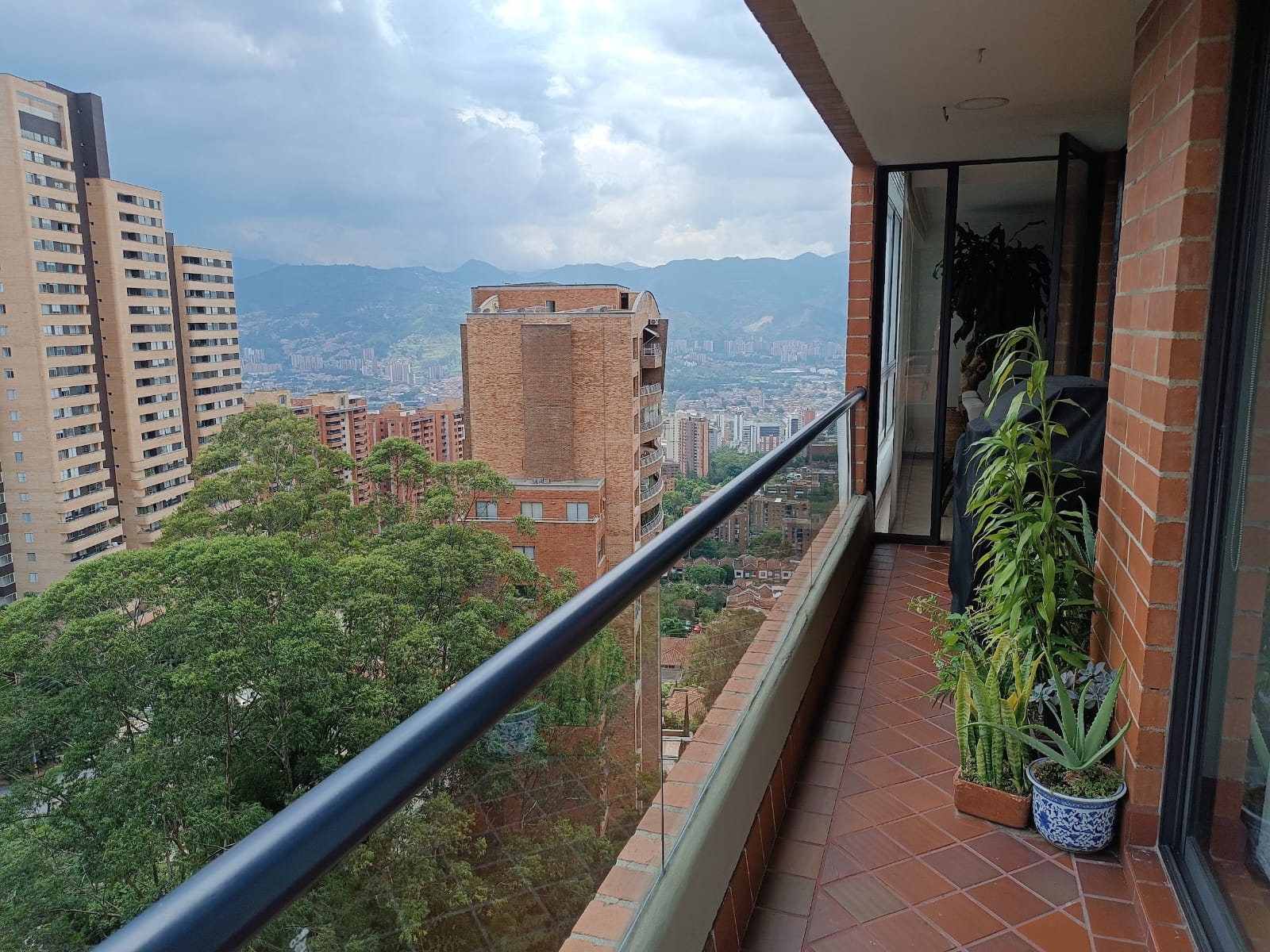 VENDO APARTAMENTO TESORO POBLADO