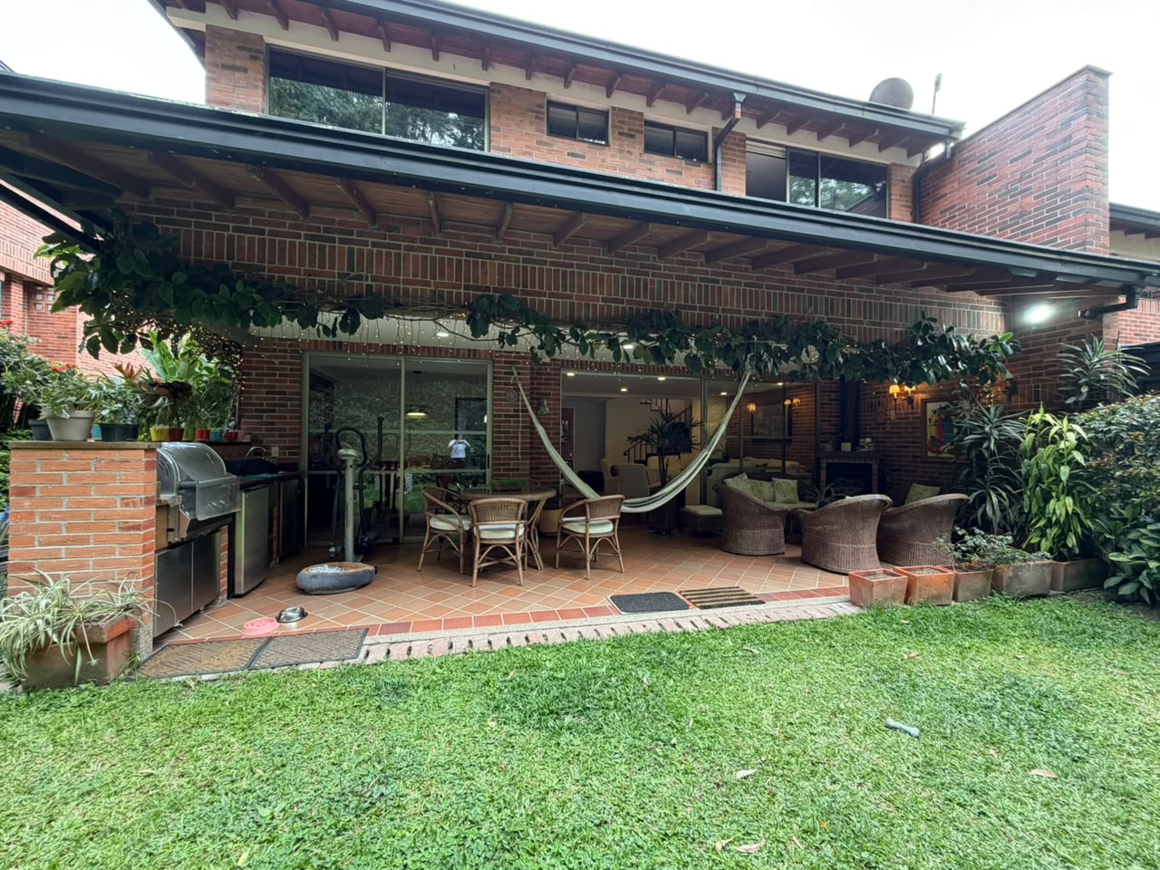 VENTA ESPECTACULAR CASA EN ALTOS DEL POBLADO