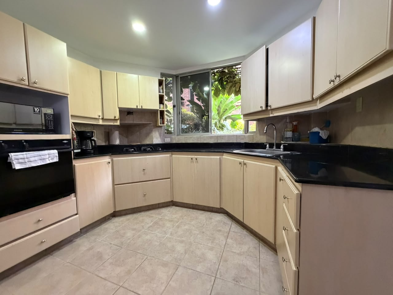 VENTA ESPECTACULAR CASA EN ALTOS DEL POBLADO