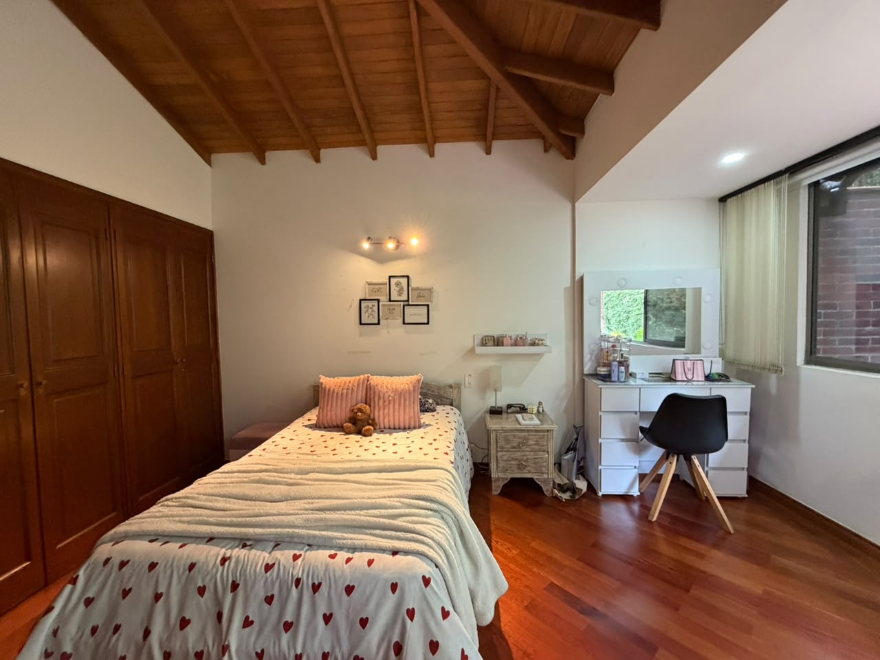 VENTA ESPECTACULAR CASA EN ALTOS DEL POBLADO