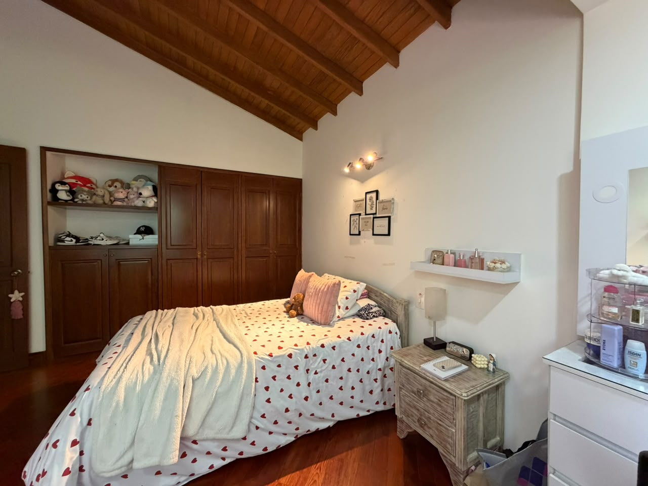 VENTA ESPECTACULAR CASA EN ALTOS DEL POBLADO