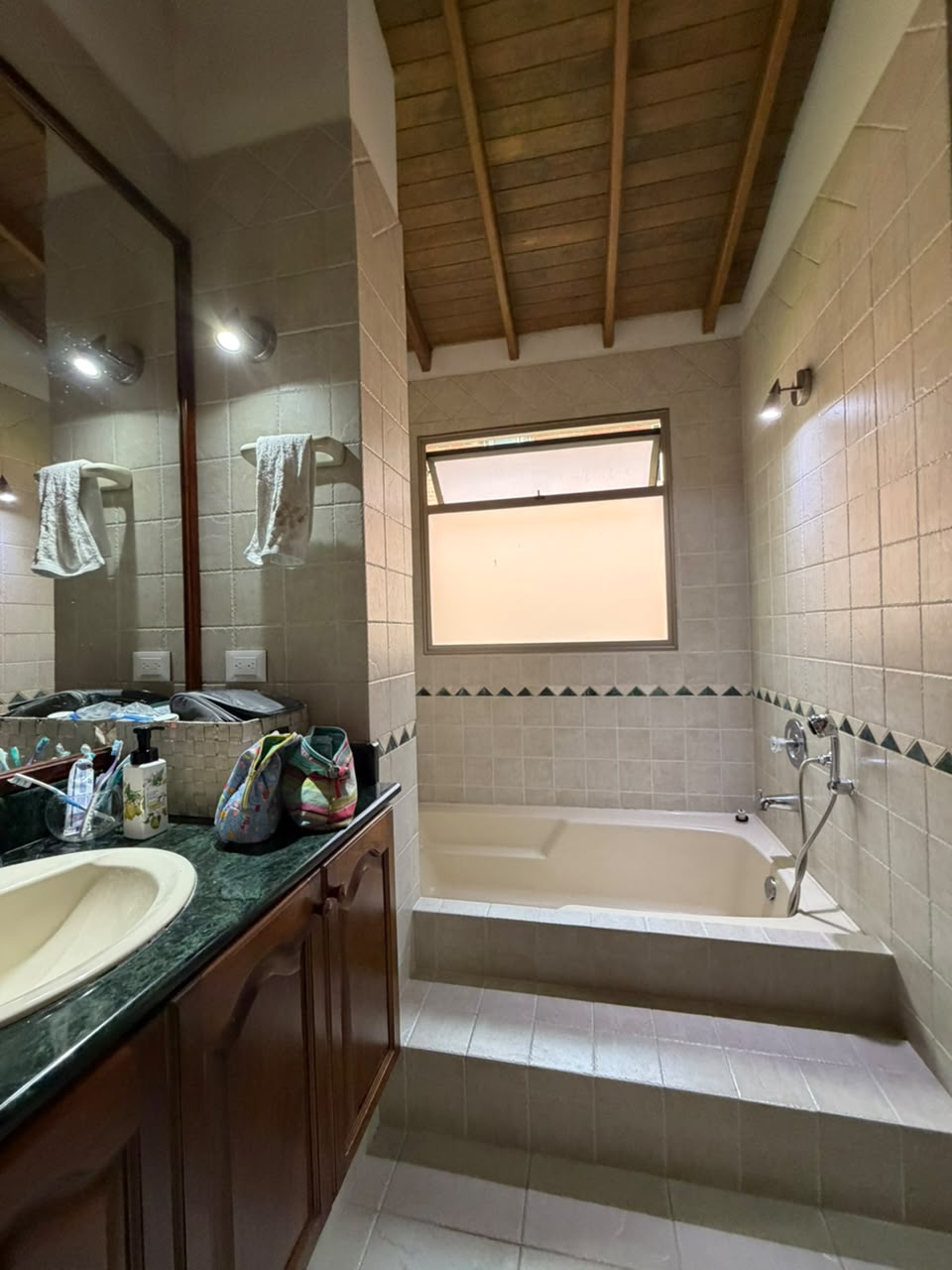 VENTA ESPECTACULAR CASA EN ALTOS DEL POBLADO