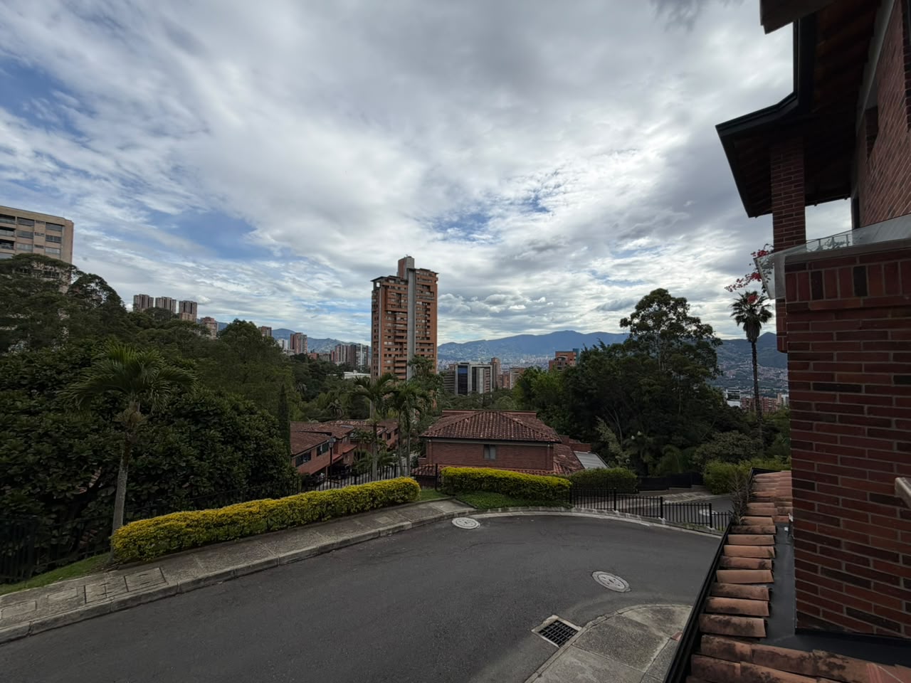 VENTA ESPECTACULAR CASA EN ALTOS DEL POBLADO