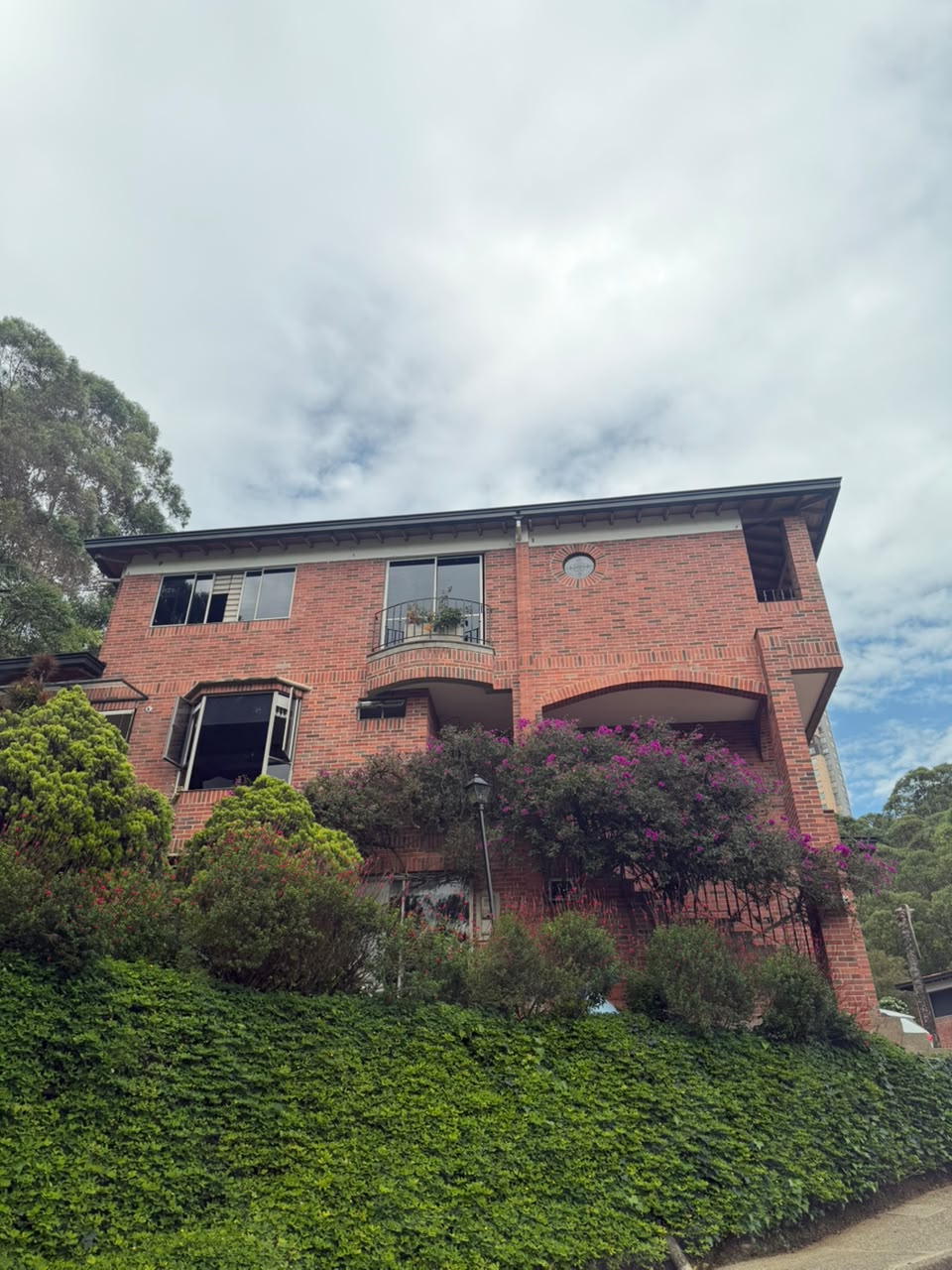 VENTA ESPECTACULAR CASA EN ALTOS DEL POBLADO