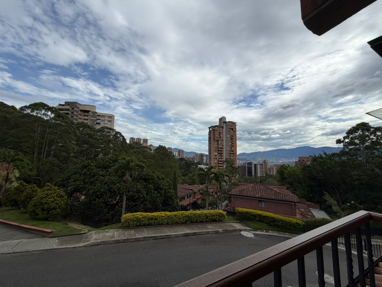 VENTA ESPECTACULAR CASA EN ALTOS DEL POBLADO
