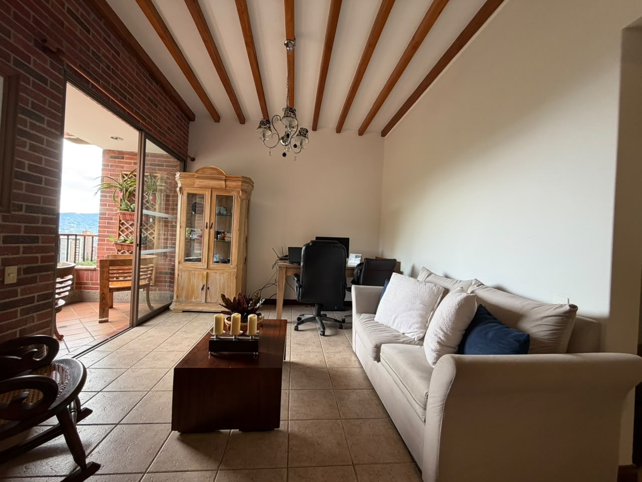 VENTA ESPECTACULAR CASA EN ALTOS DEL POBLADO