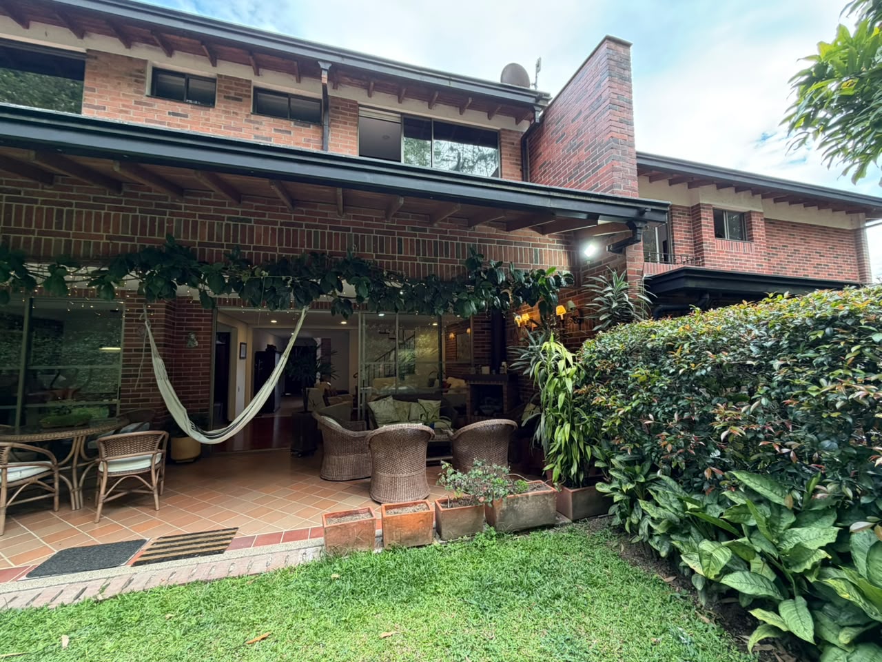 VENTA ESPECTACULAR CASA EN ALTOS DEL POBLADO