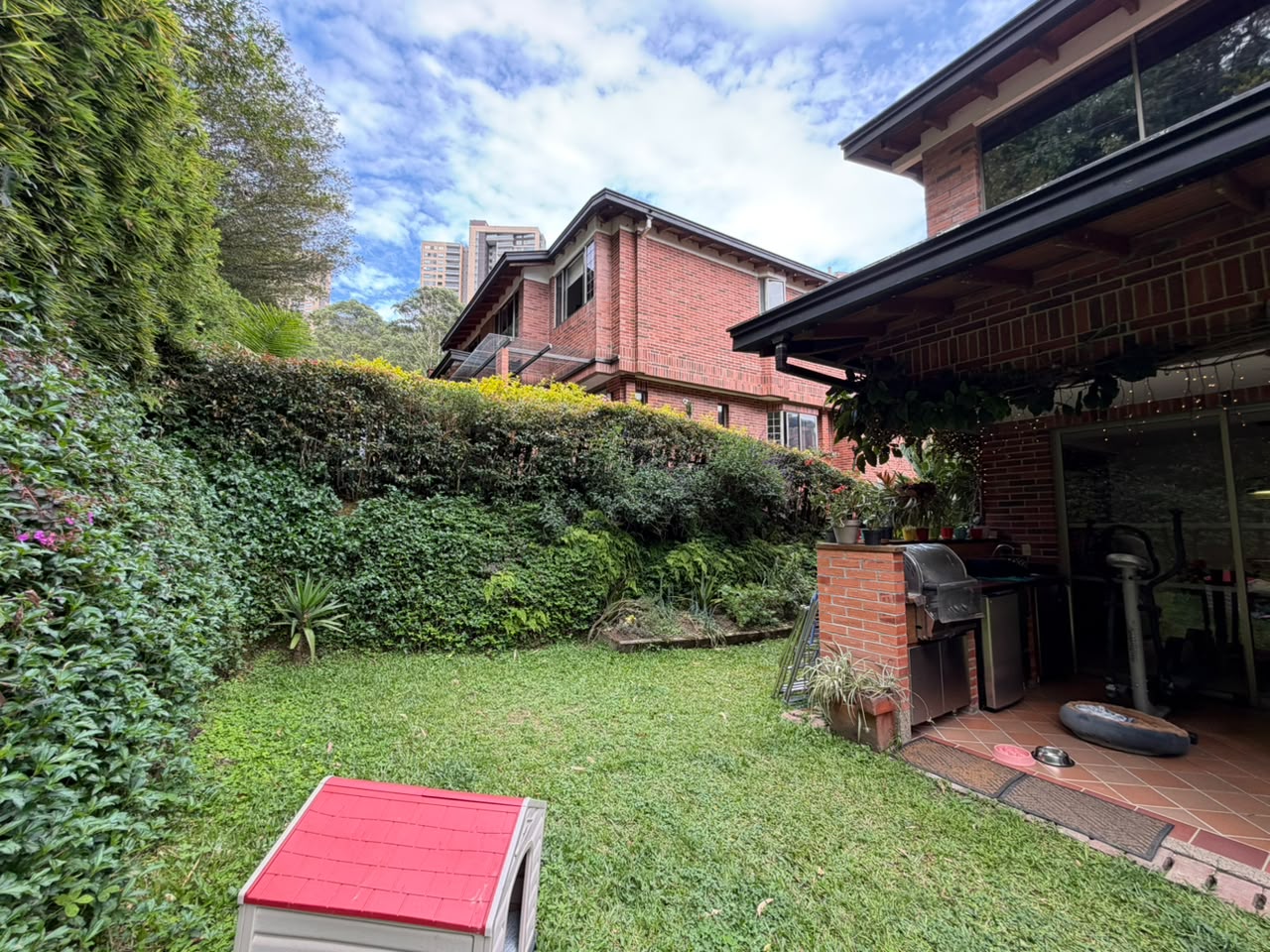 VENTA ESPECTACULAR CASA EN ALTOS DEL POBLADO