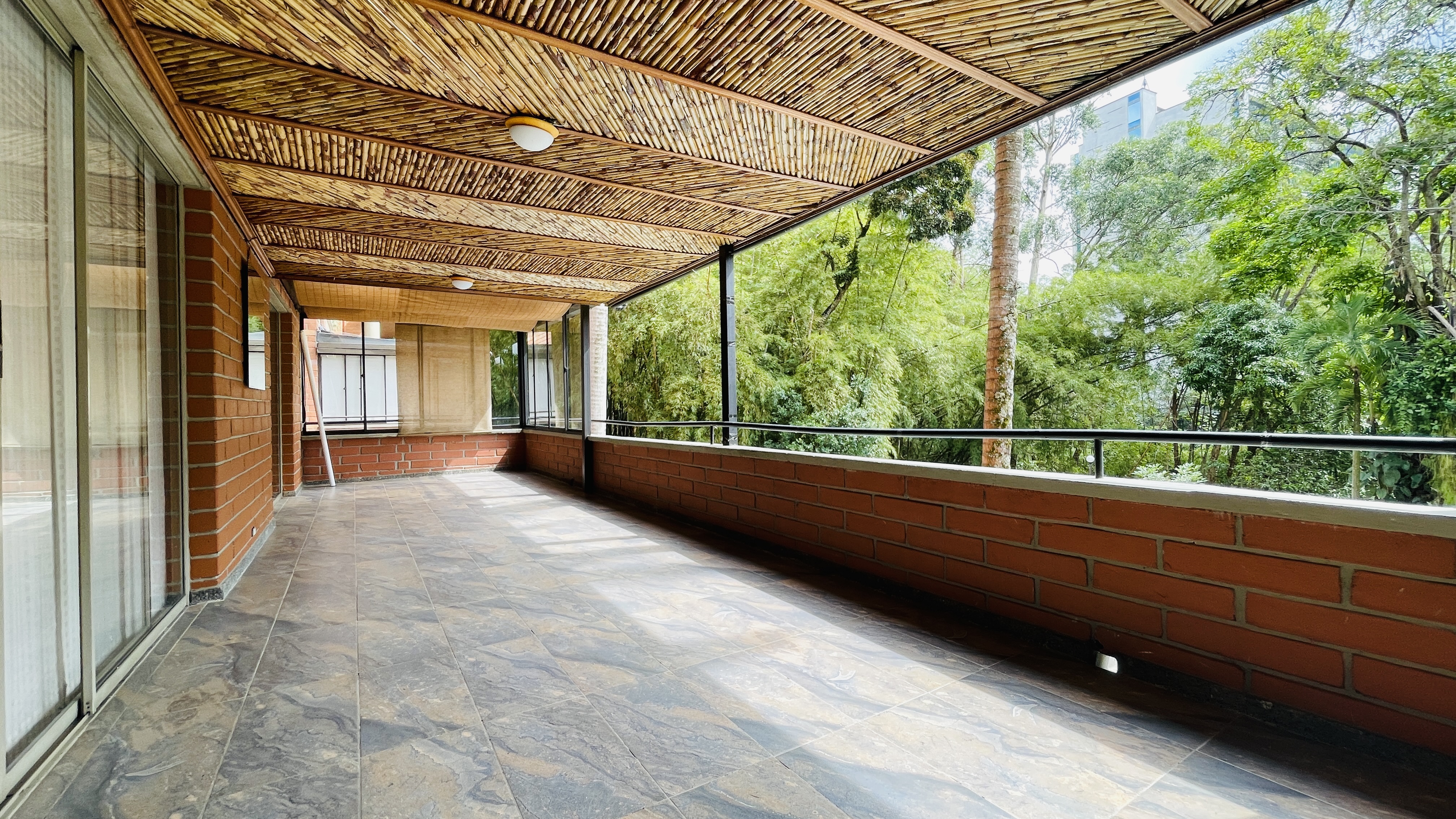 Apartamento muy amplio para arriendo en milla de oro