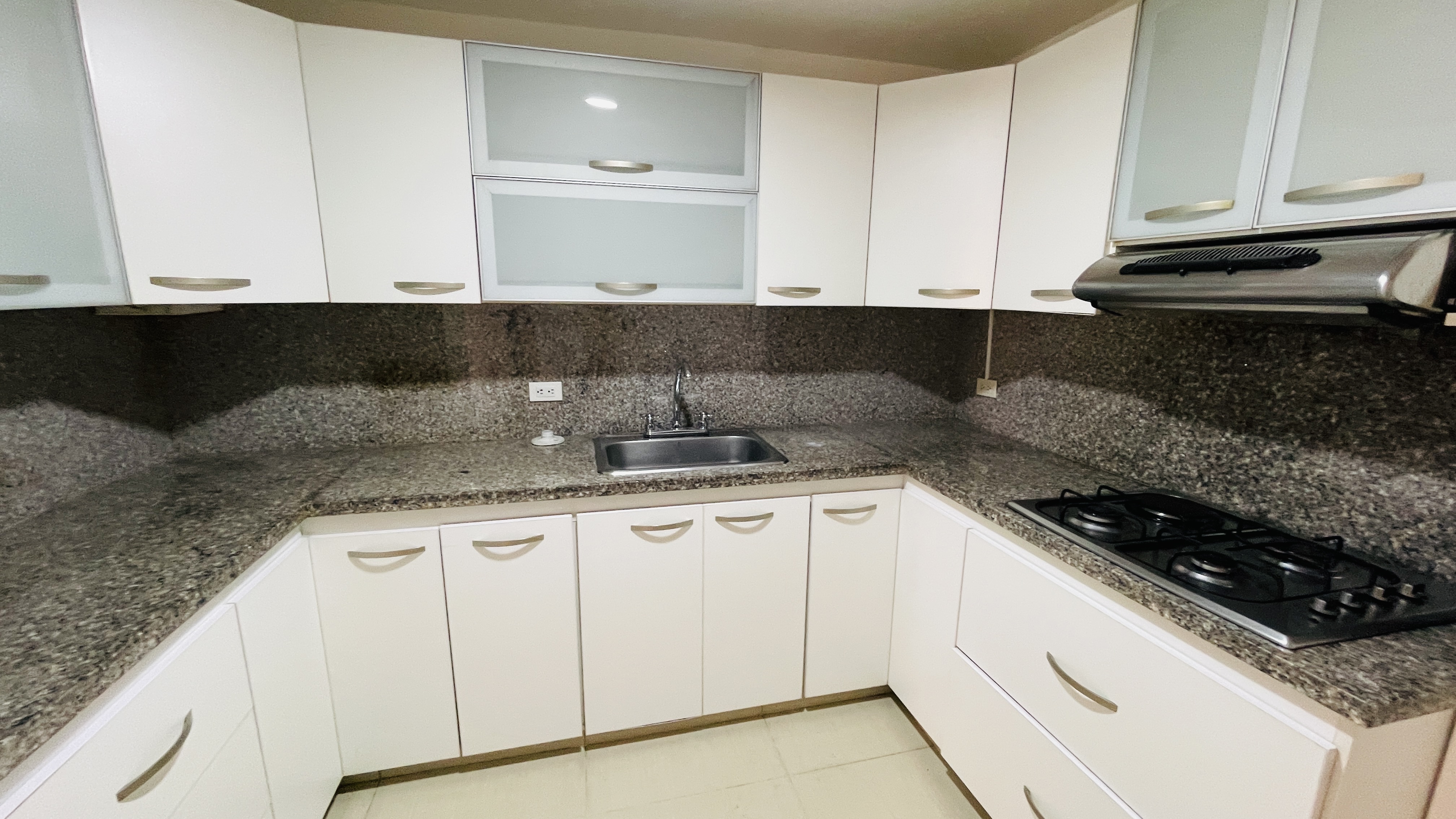 Apartamento muy amplio para arriendo en milla de oro