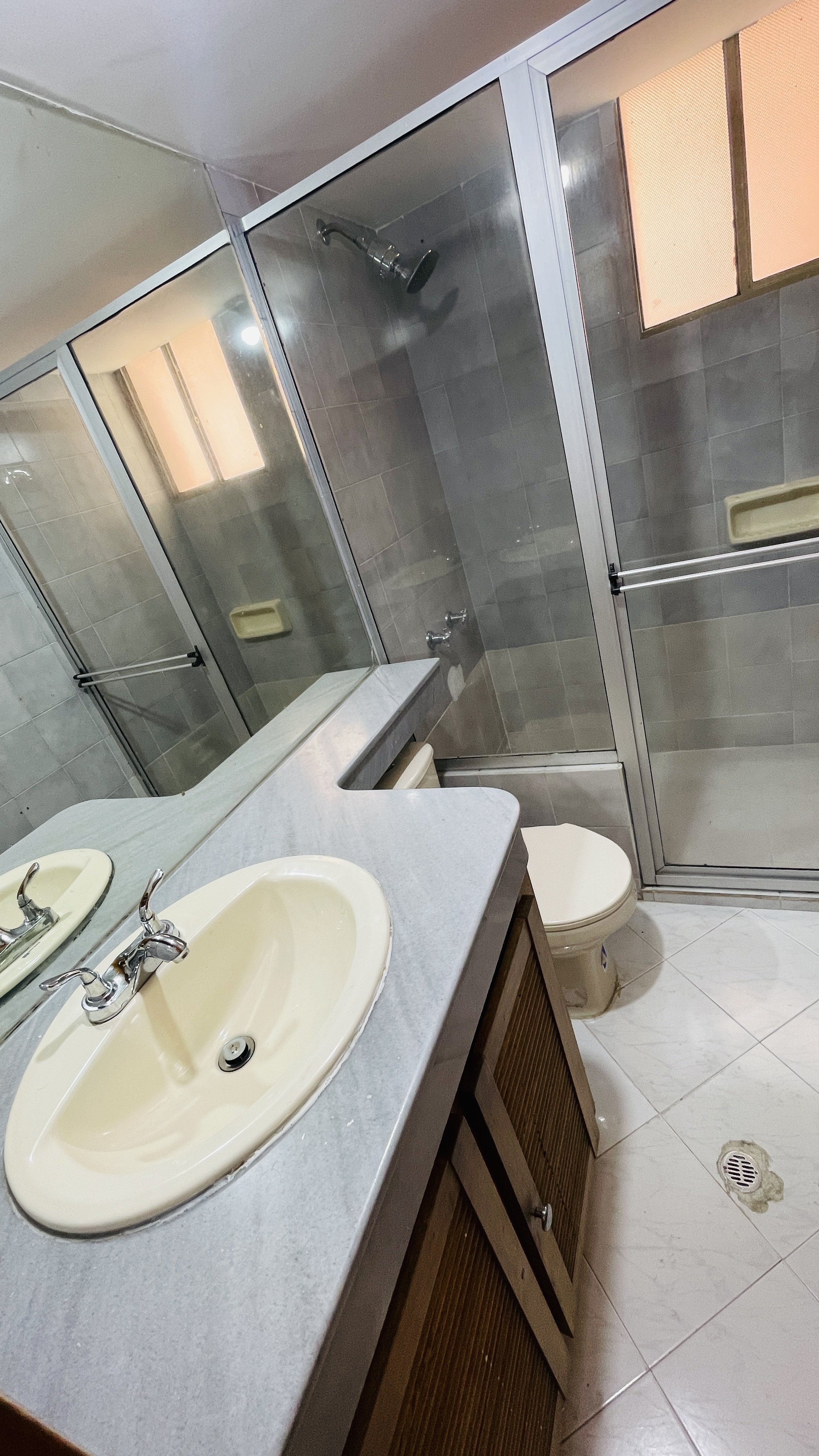 Apartamento muy amplio para arriendo en milla de oro