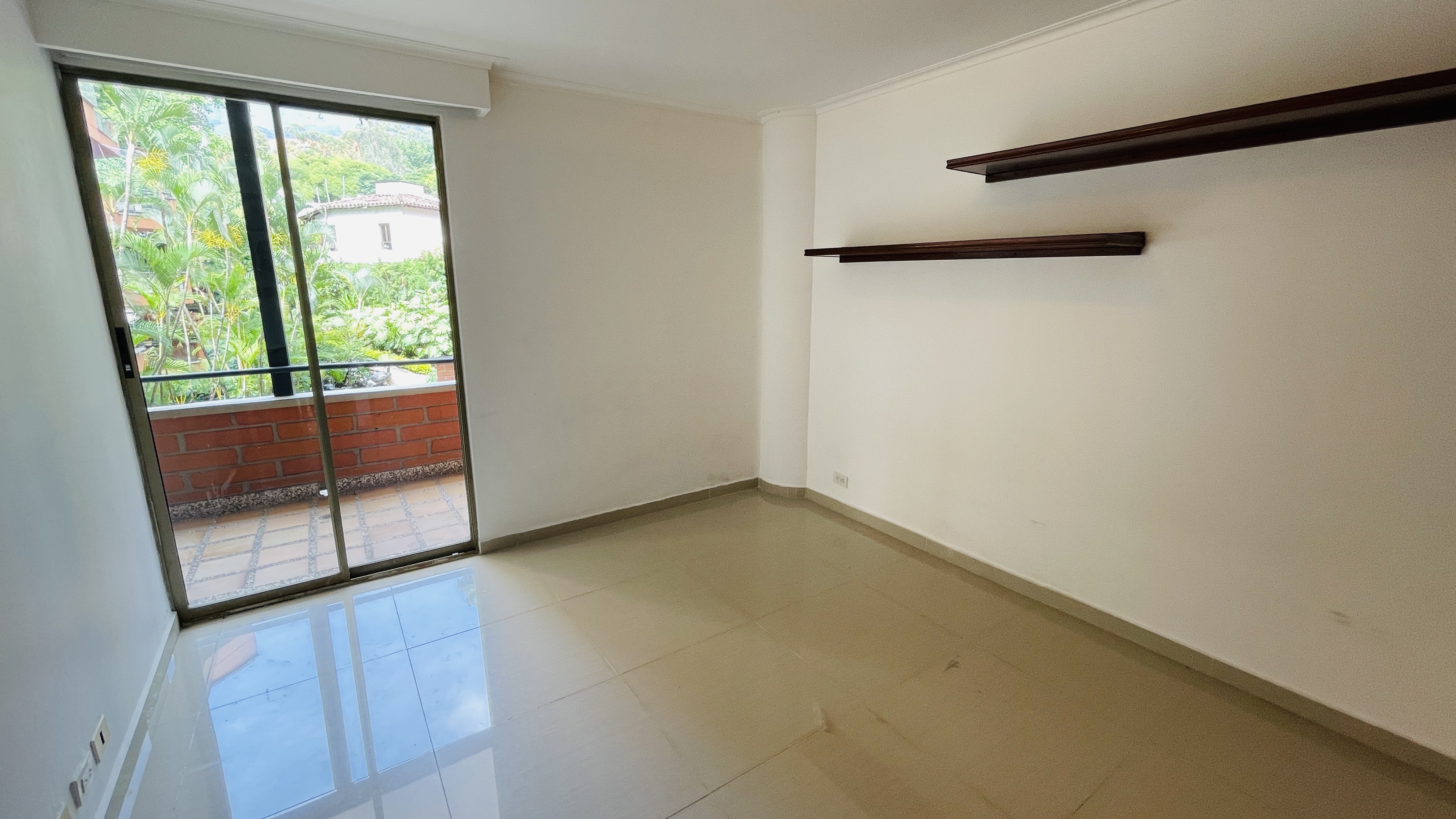 Apartamento muy amplio para arriendo en milla de oro