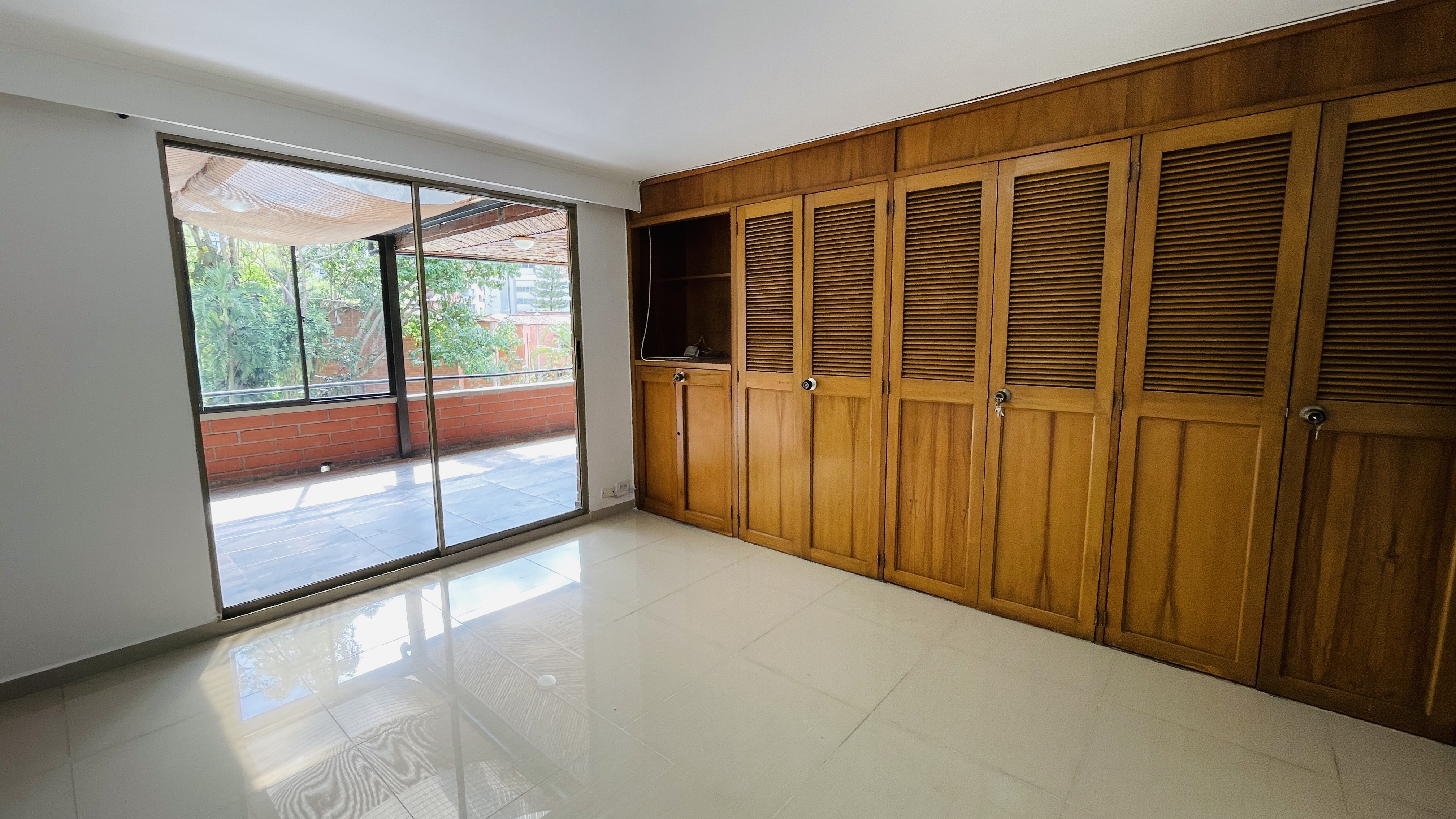 Apartamento muy amplio para arriendo en milla de oro