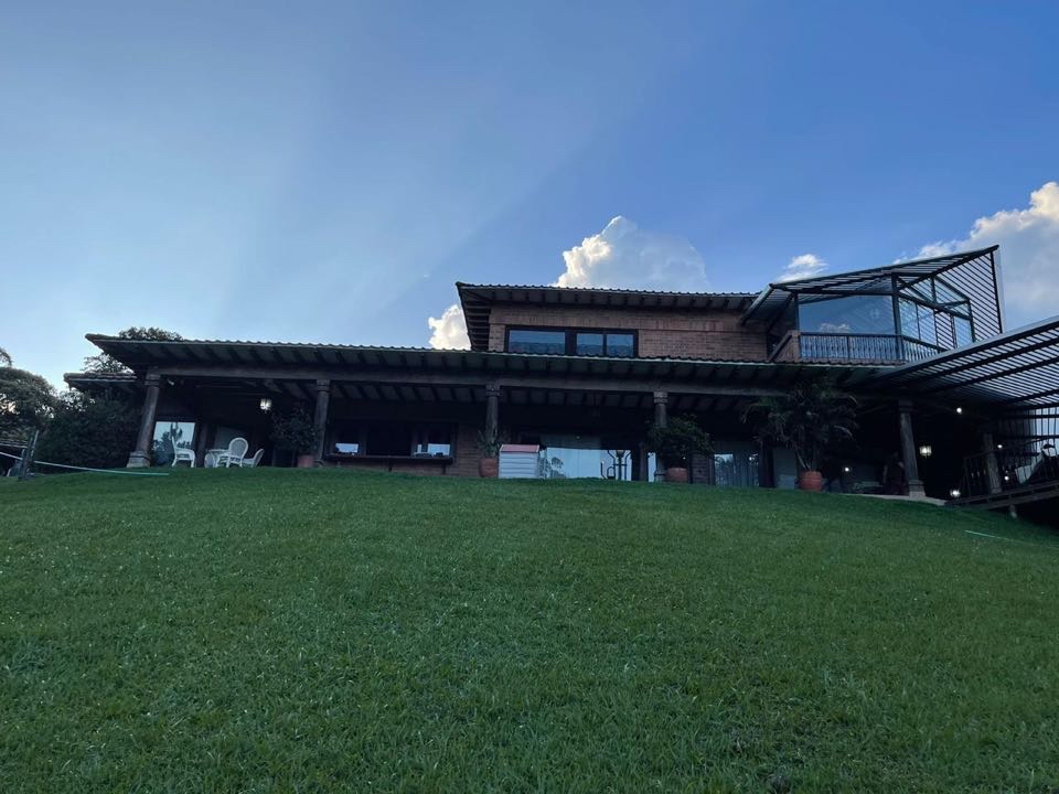 Finca muy amplia para la venta o arriendo en el retiro