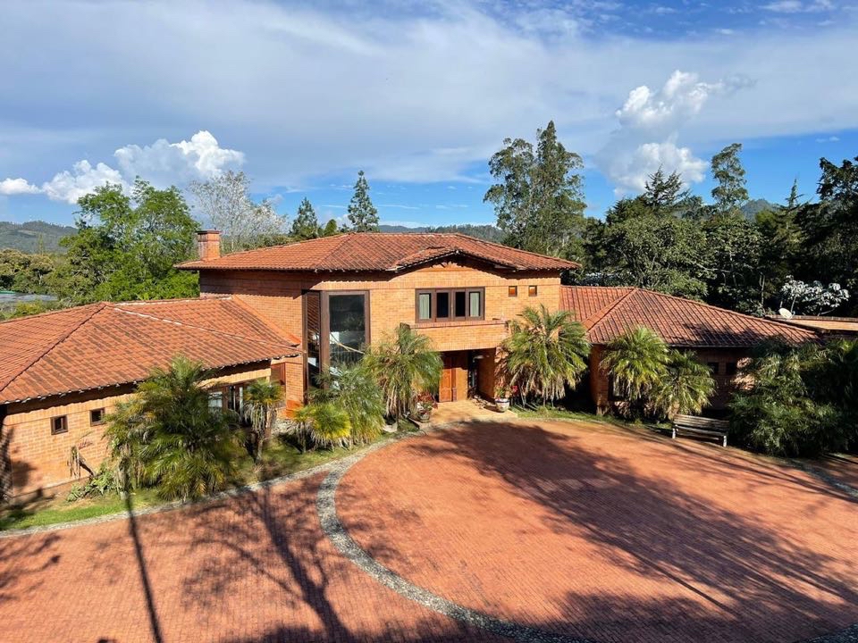 Finca muy amplia para la venta o arriendo en el retiro