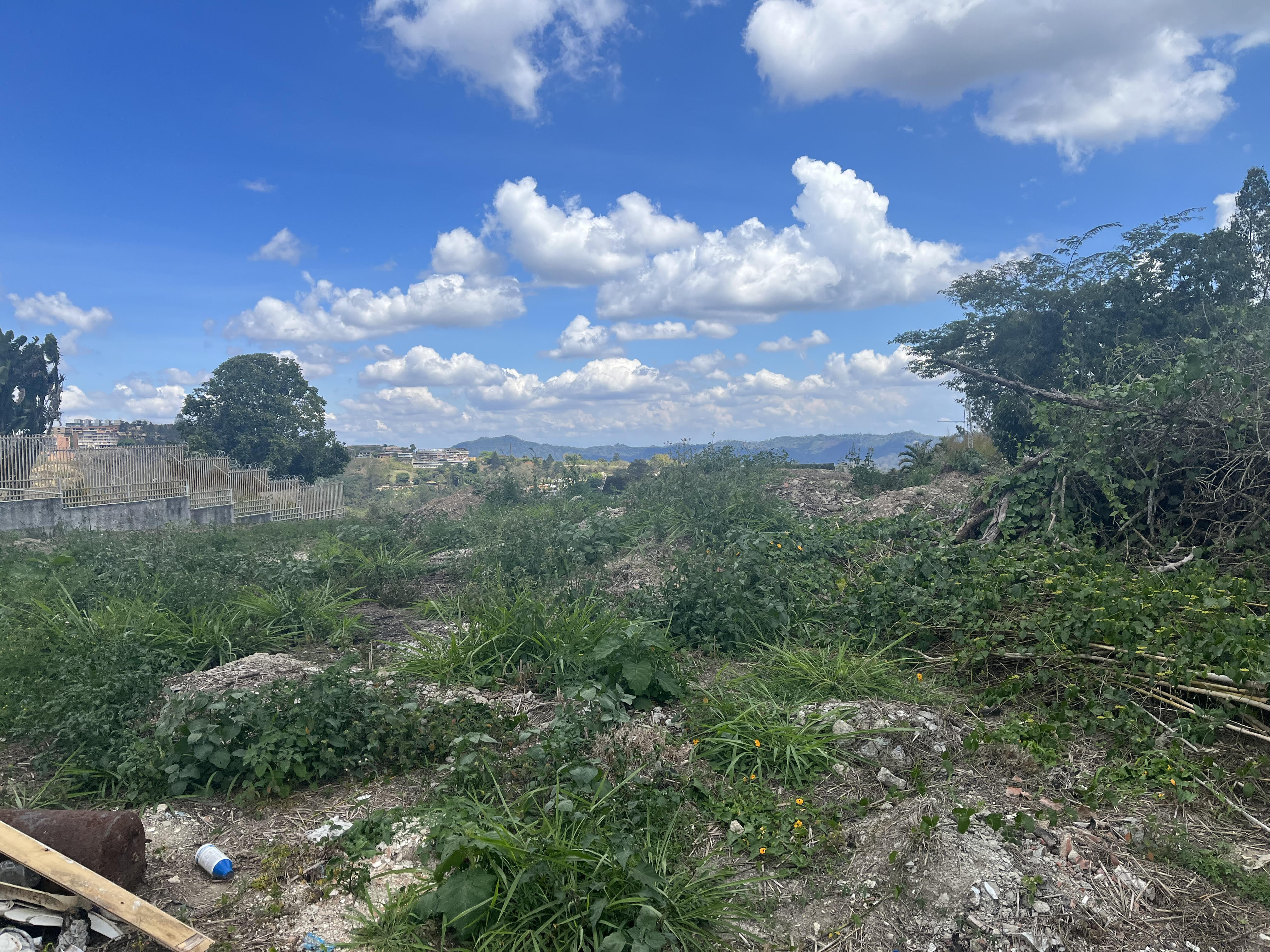 Vendo TERRENO unifamiliar, 2.100m2, LA LAGUNITA 1