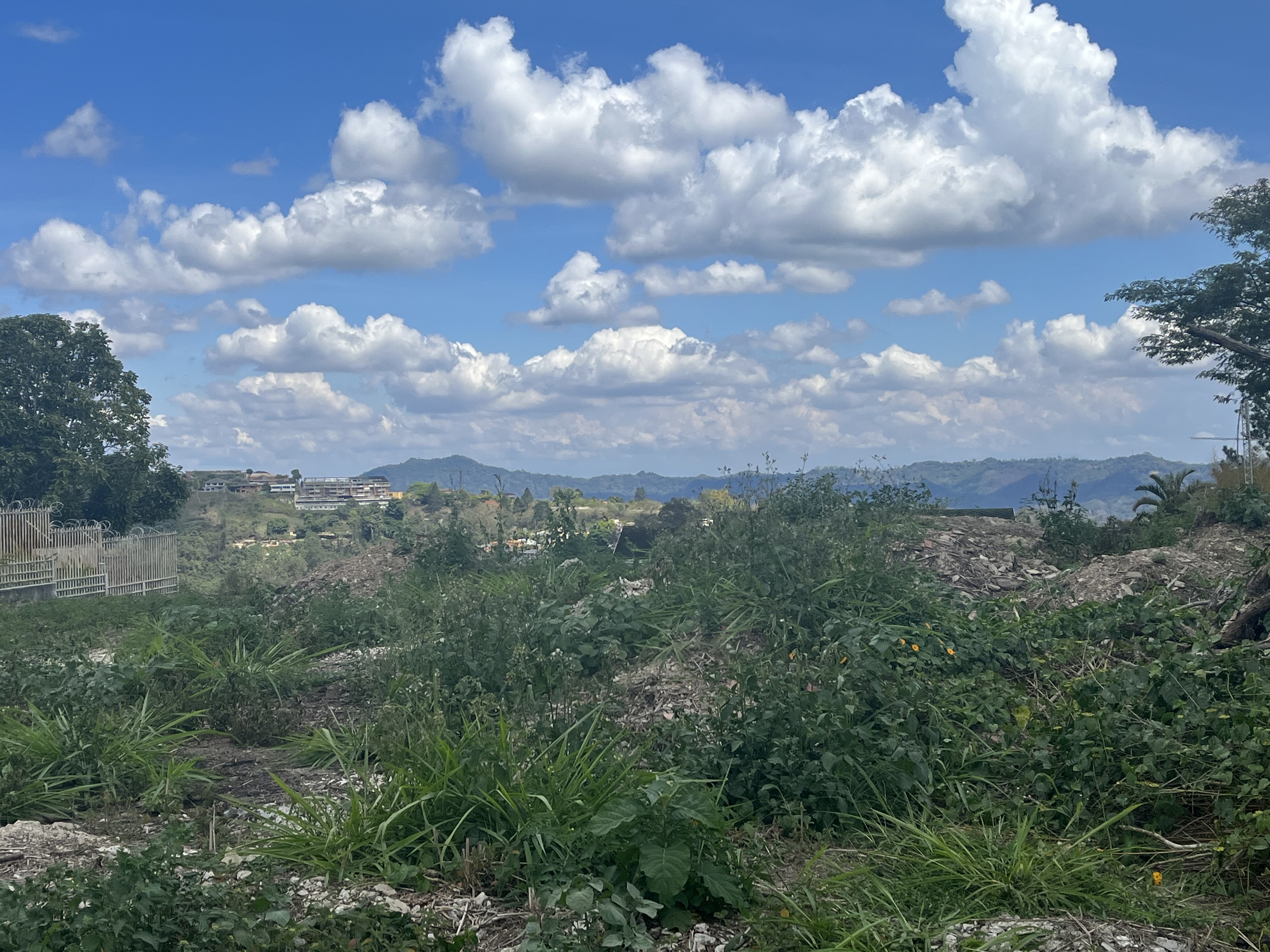 Vendo TERRENO unifamiliar, 2.100m2, LA LAGUNITA 3