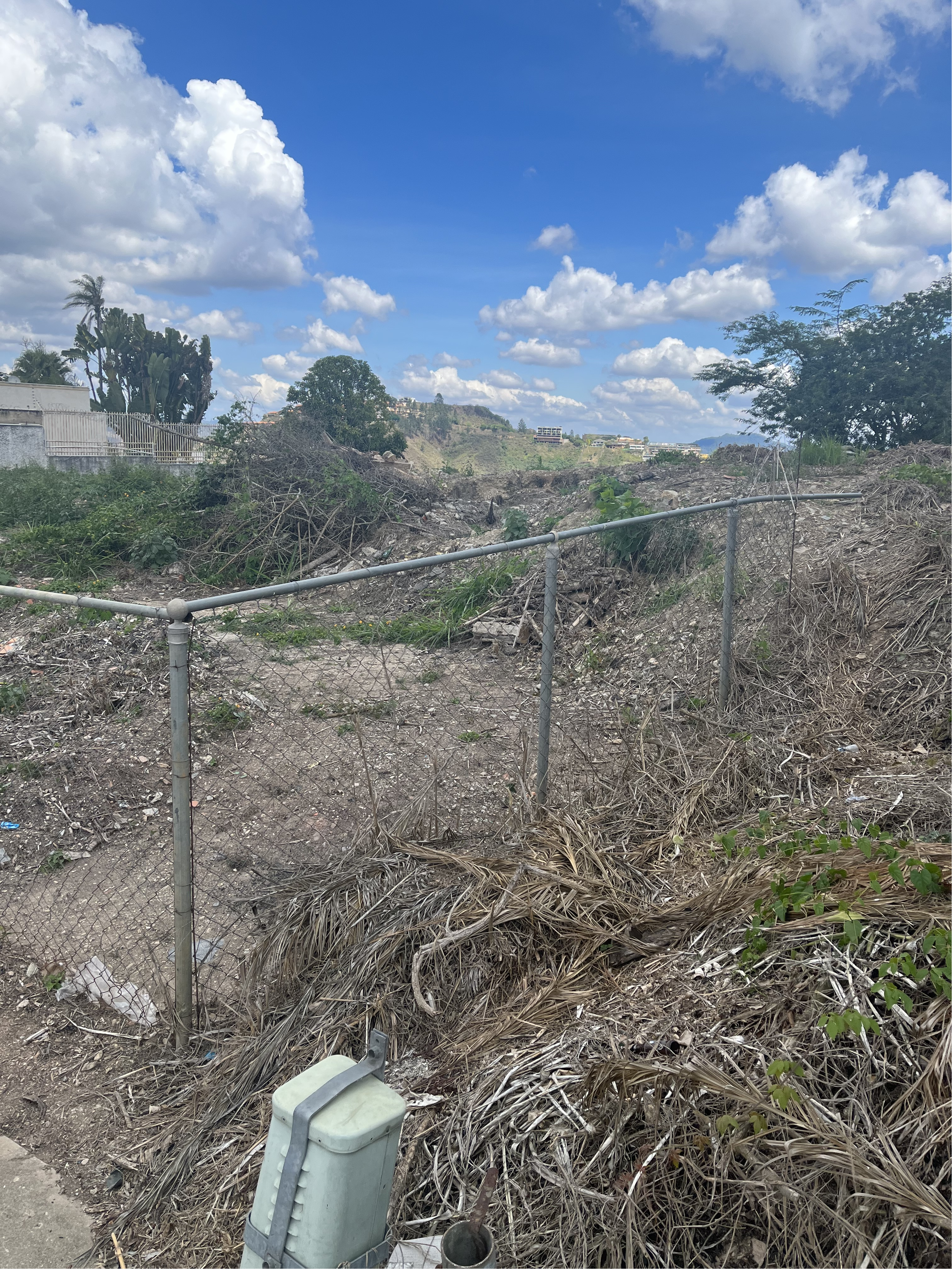 Vendo TERRENO unifamiliar, 2.100m2, LA LAGUNITA 4