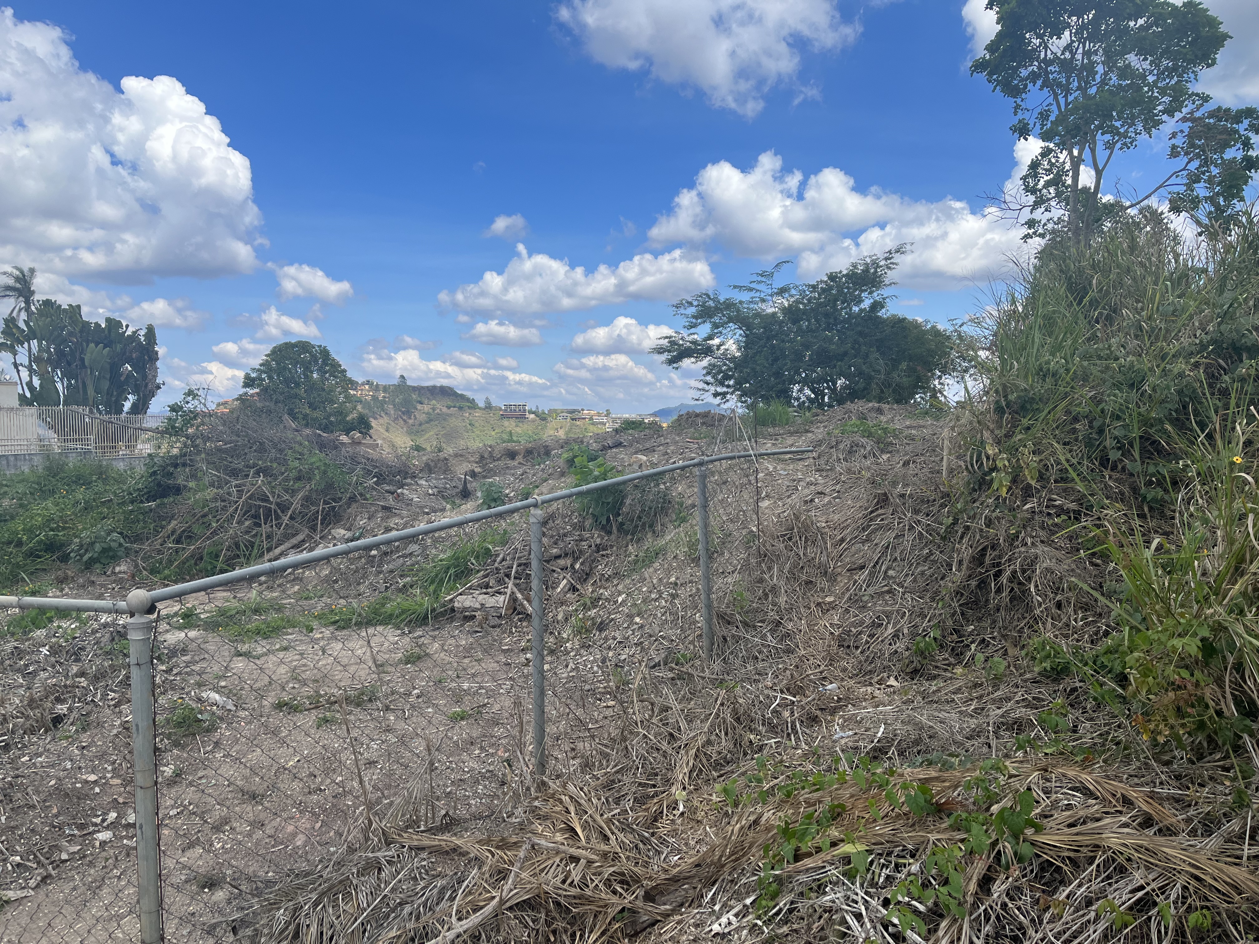 Vendo TERRENO unifamiliar, 2.100m2, LA LAGUNITA 5