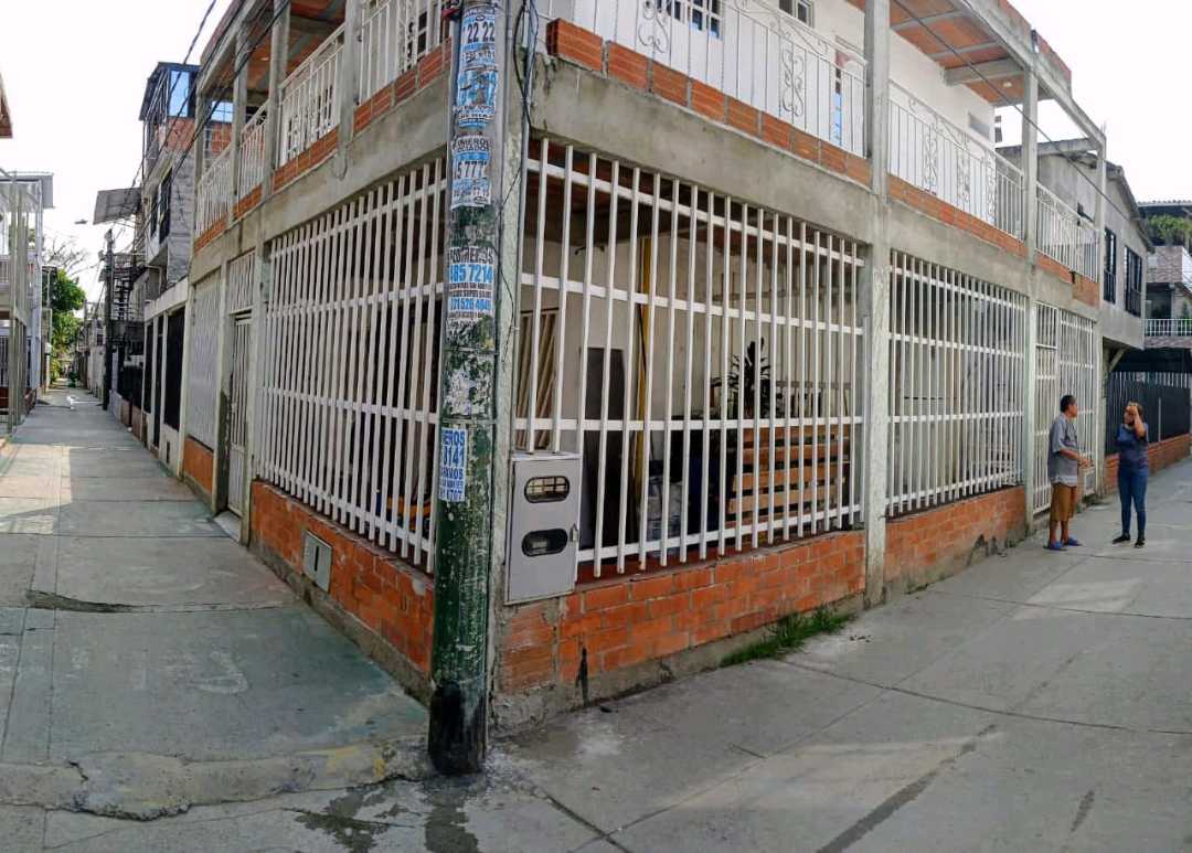 VENTA CASA BIFAMILIAR ORIENTE TALANGA