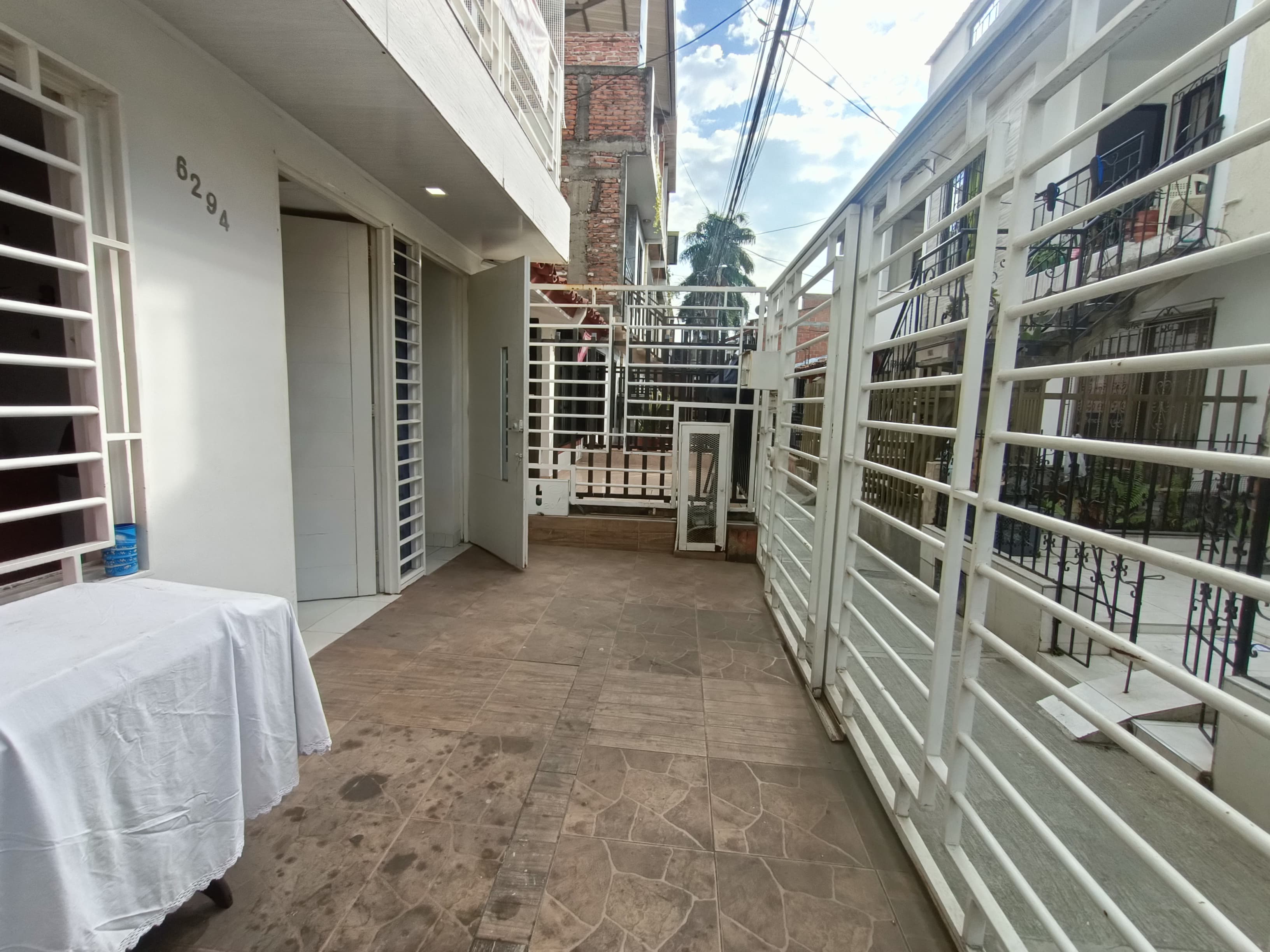 Vendo casa 3 pisos guayacanes Cali CW8572900 AI