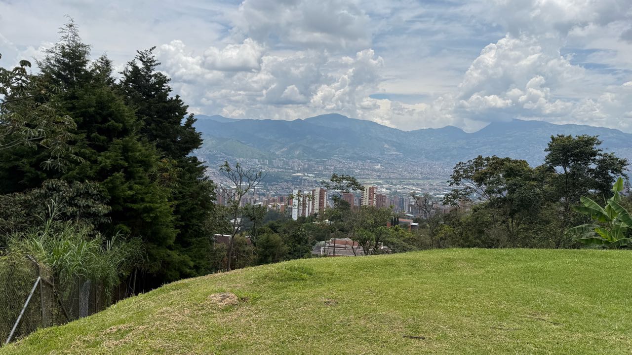 Lote en venta con vista a Medellín, Los Balsos - El Poblado