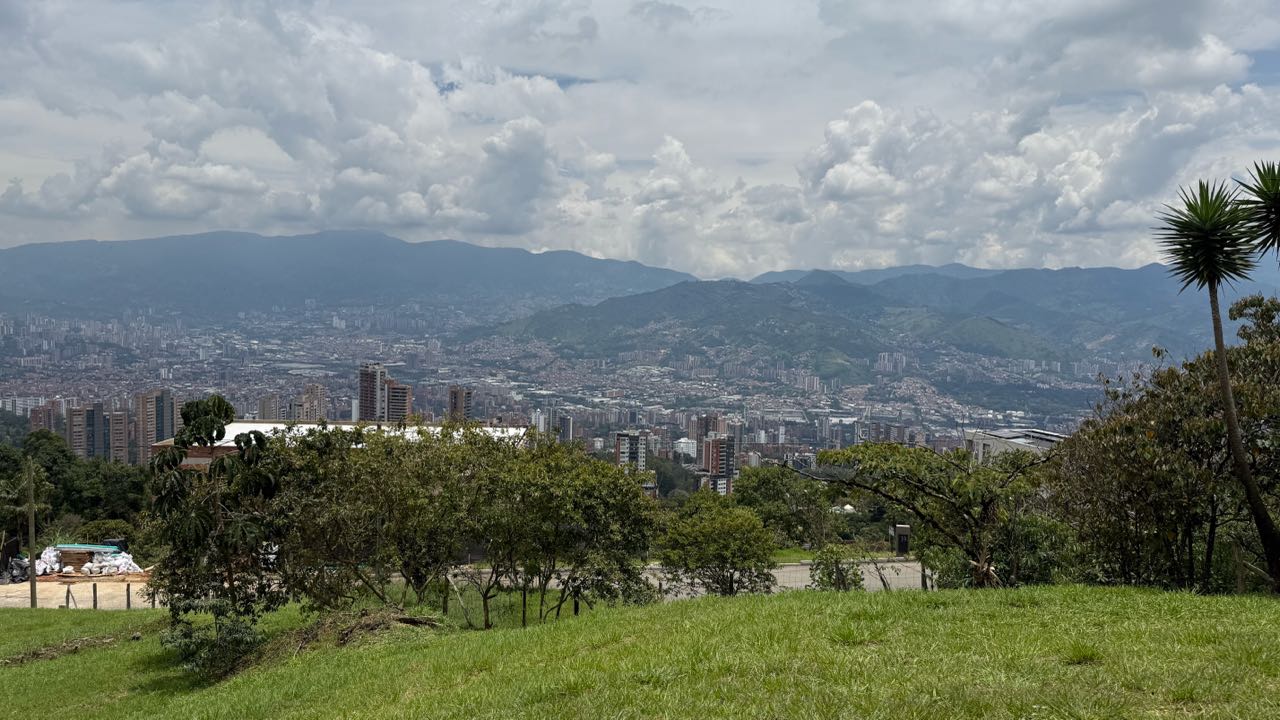 Excelente lote en venta con vista a Medellín, Los Balsos - El Poblado